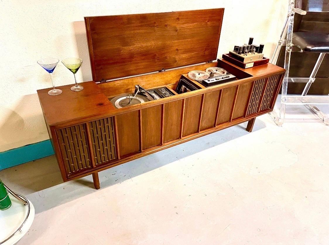 Gws222 Mid-Century Modern Stereo Console Cabinet Record Player Refurbished In Good Condition In Madison, WI