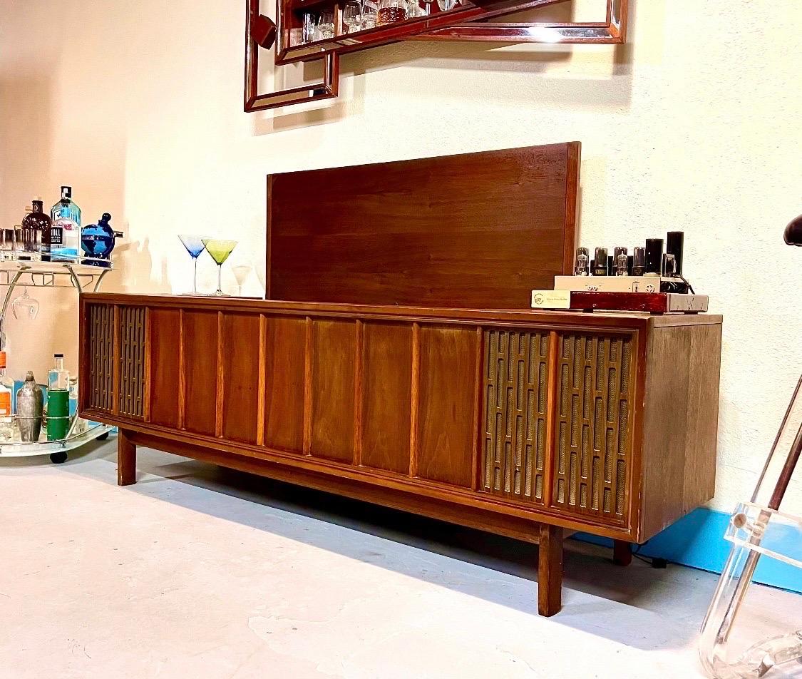 Mid-20th Century Gws222 Mid-Century Modern Stereo Console Cabinet Record Player Refurbished