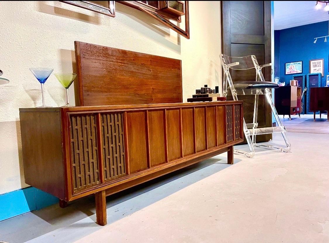 Gws222 Mid-Century Modern Stereo Console Cabinet Record Player Refurbished In Good Condition In Madison, WI
