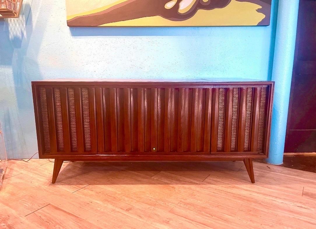 North American Mid-Century Modern Stereo Console Zenith Record Player bar platinum (eames lk)