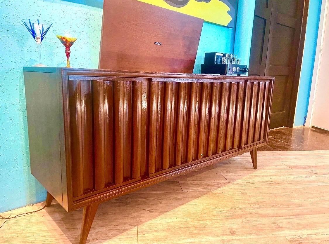 Mid-Century Modern Stereo Console Zenith Record Player bar platinum (eames lk) In Good Condition In Madison, WI