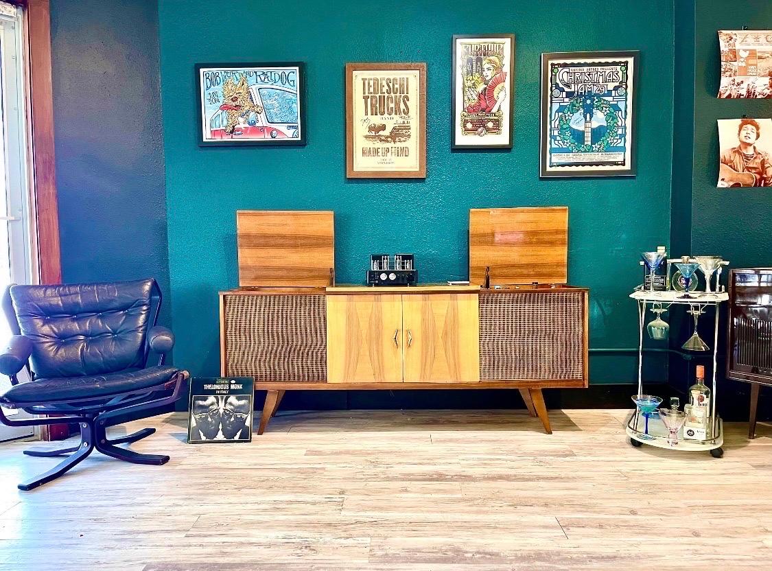 GWS226 Mid-Century Modern Stereo Console Cabinet Record Player Refurbished In Good Condition In Madison, WI