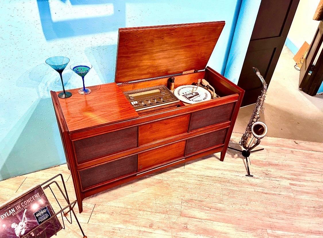 Bauhaus Mid-Century Modern Stereo Console Record Player bar platinum  For Sale