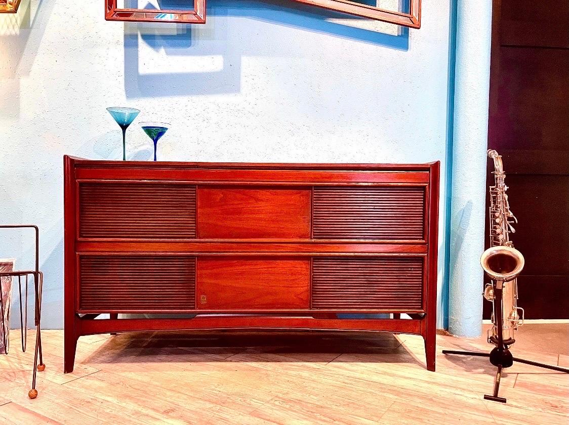 Mid-Century Modern Stereo Console Plattenspieler bar platinum  (Holz) im Angebot