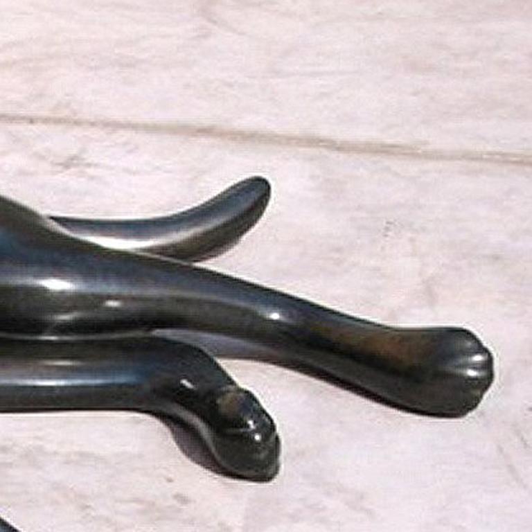 Une sculpture en bronze du chien de l'artiste, Annabell.