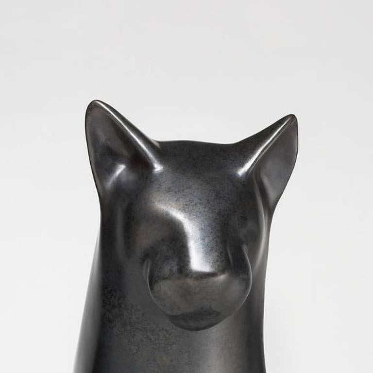 Grand chat qui s'asseoir - Sculpture de Gwynn Murrill