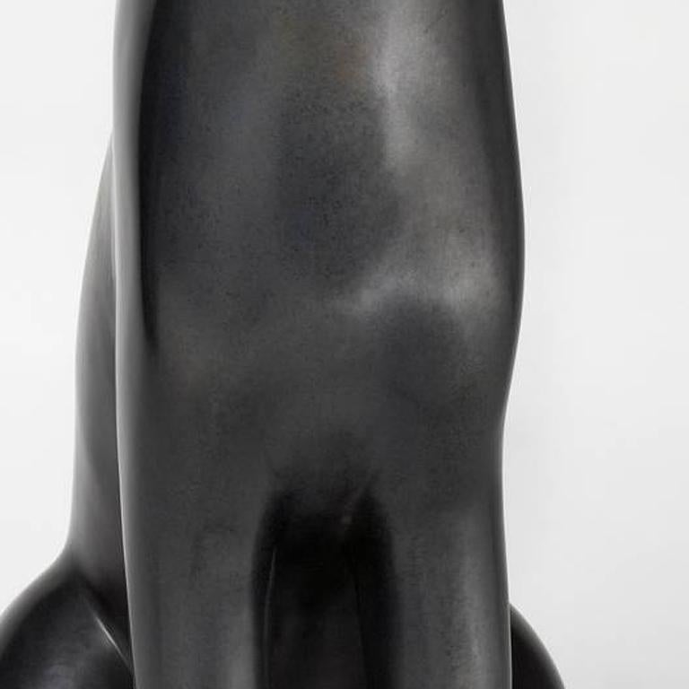 Grand chat qui s'asseoir - Or Still-Life Sculpture par Gwynn Murrill