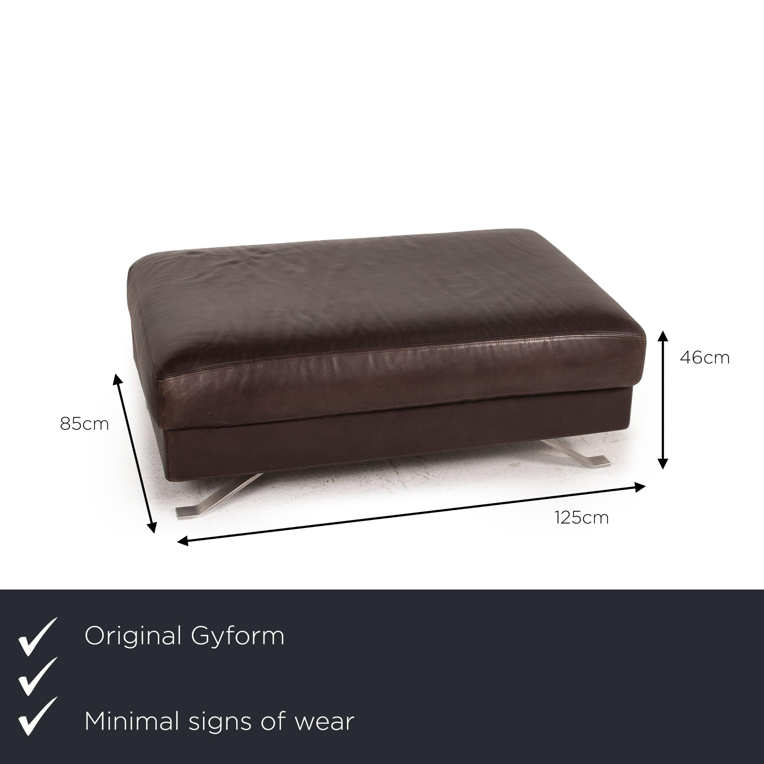 We present to you a Gyform leather stool brown dark brown.
  
 

 Product measurements in centimeters:
 

 depth: 85
 width: 125
 height: 46.





 