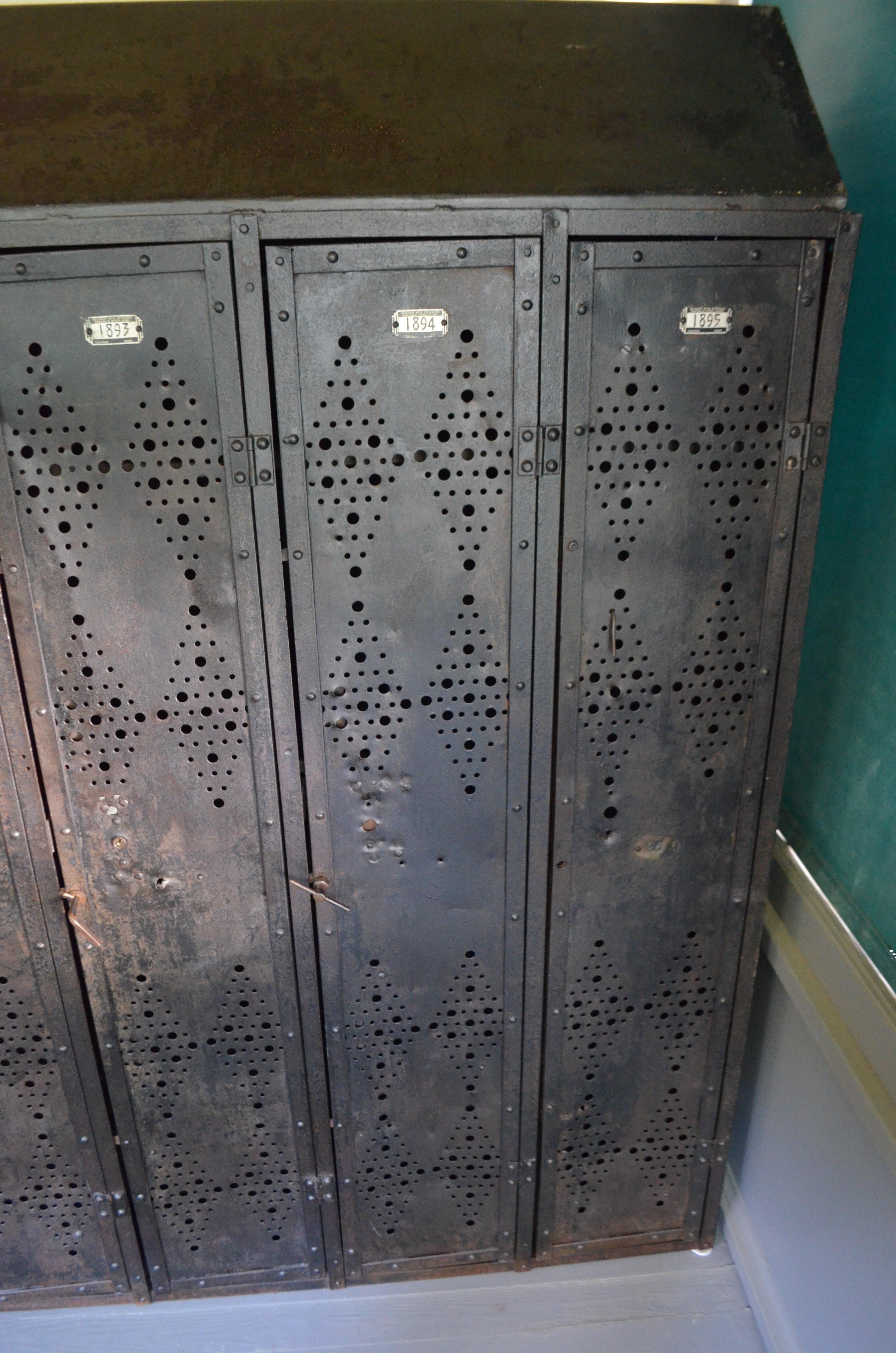 Gym Locker of Vintage Industrial Black Steel from GM Factory, Detroit (Industriell)