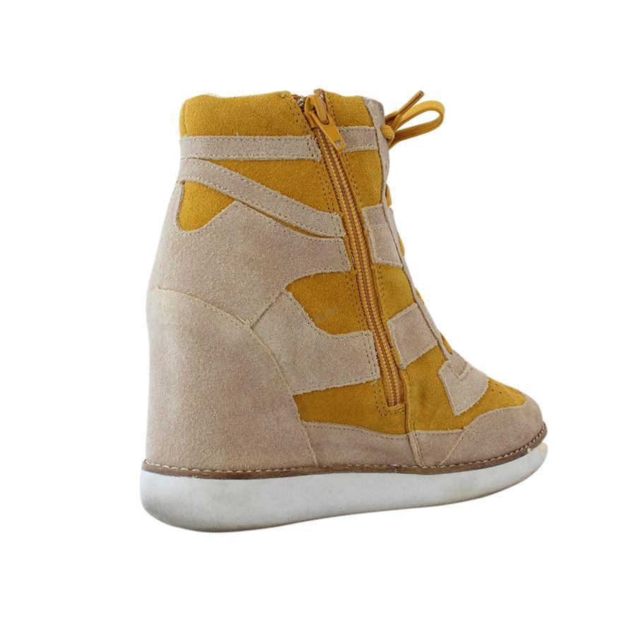 Suede Yellow and beige Laced Internal heel Heel height cm 10 (3.93 inches)
