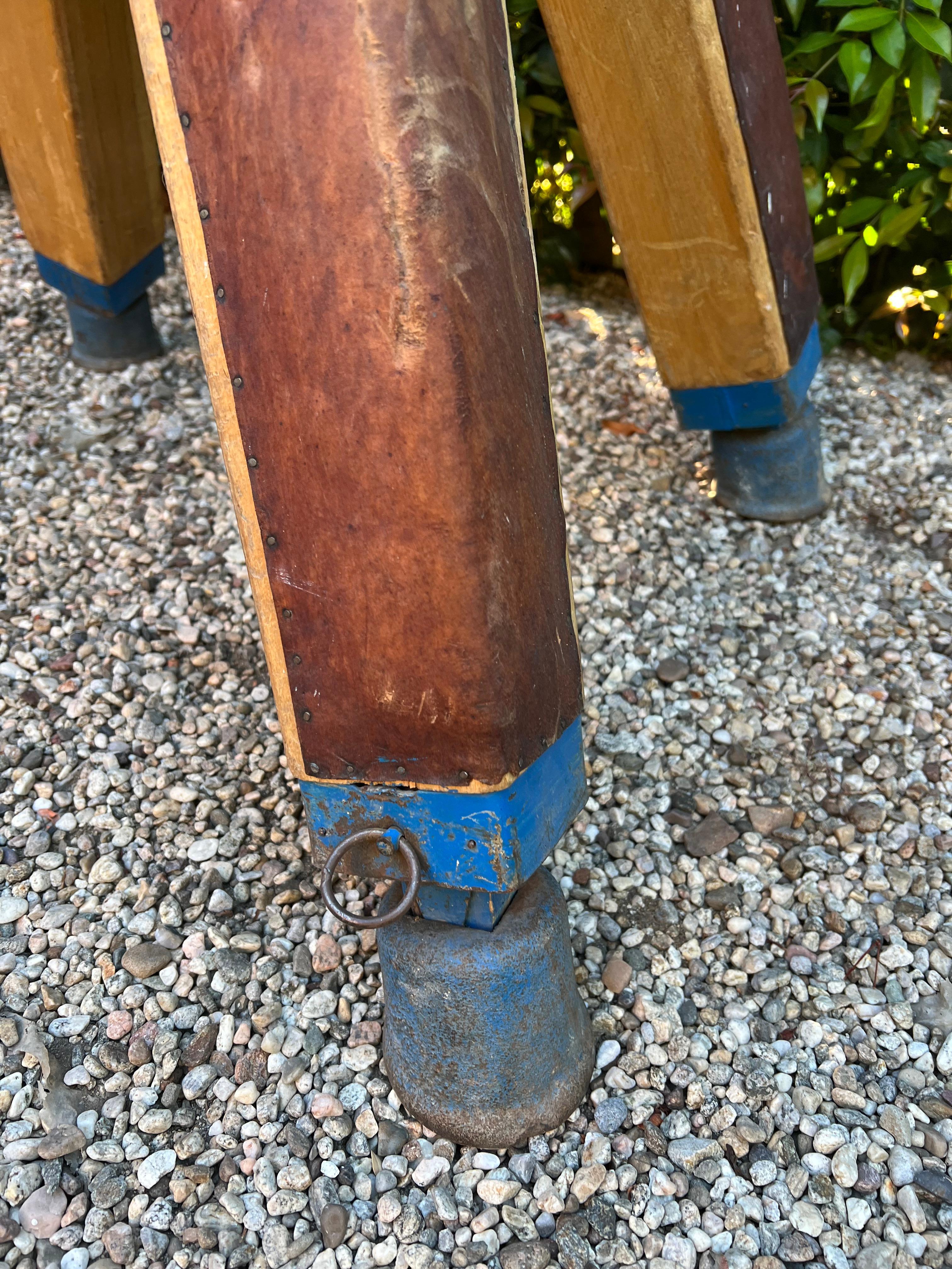 Gymnasium Leder Pommel Pferd Bank Sattelhalter auf Beinen (Metall) im Angebot