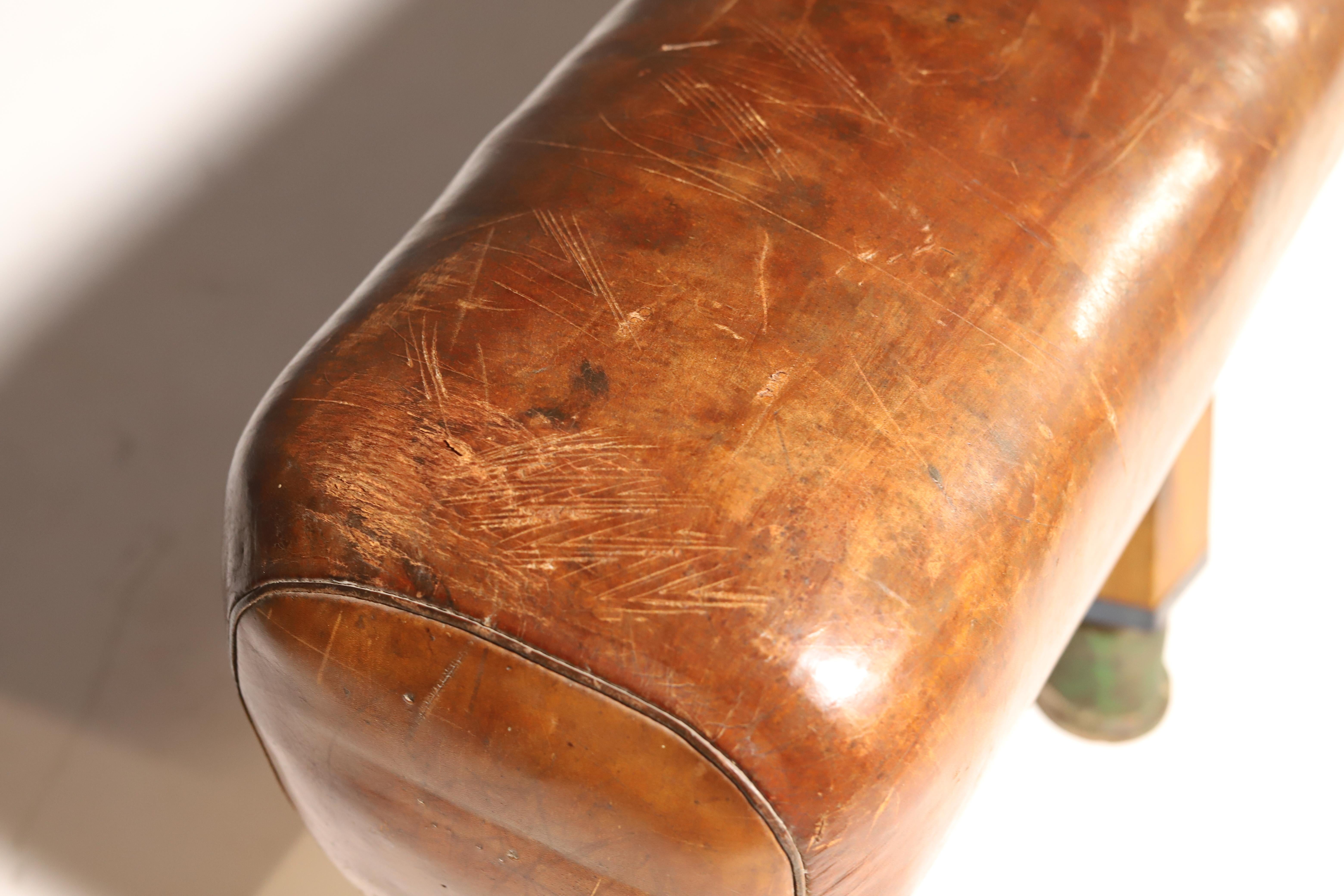 Gymnastische Pommel-Pferdenbank aus Leder  1920s im Angebot 7