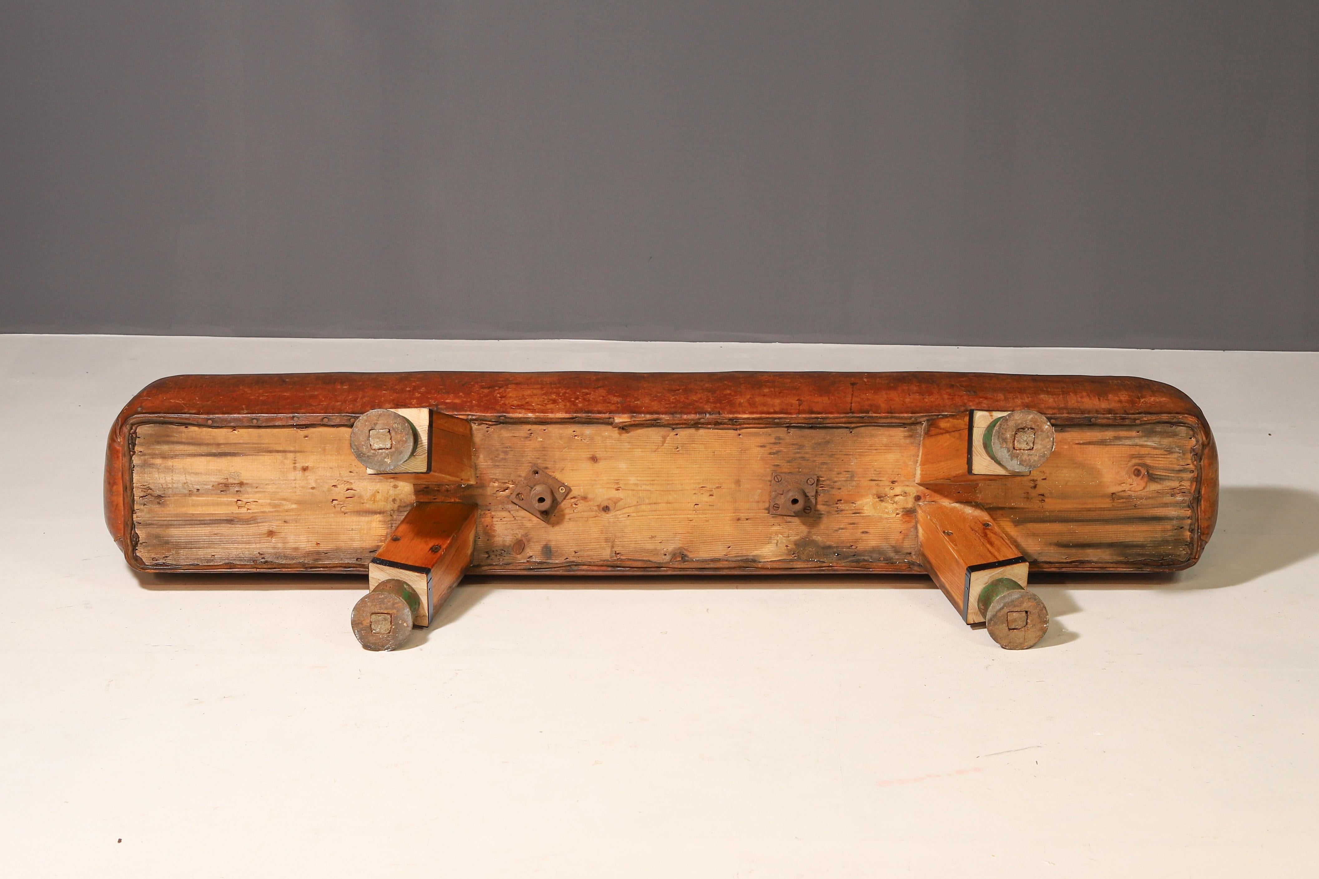 Gymnastische Pommel-Pferdenbank aus Leder  1920s (20. Jahrhundert) im Angebot