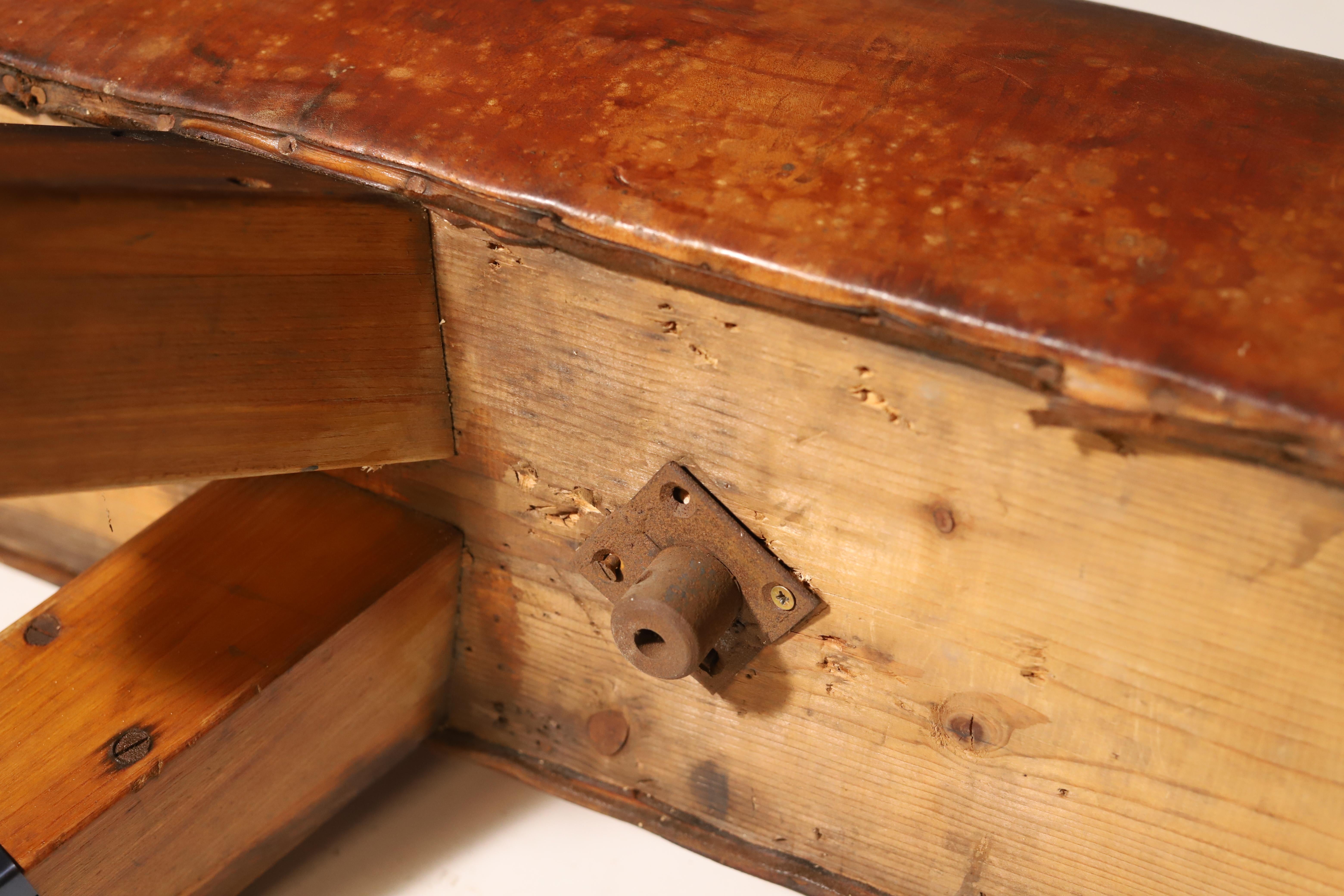 Gymnastische Pommel-Pferdenbank aus Leder  1920s (Holz) im Angebot