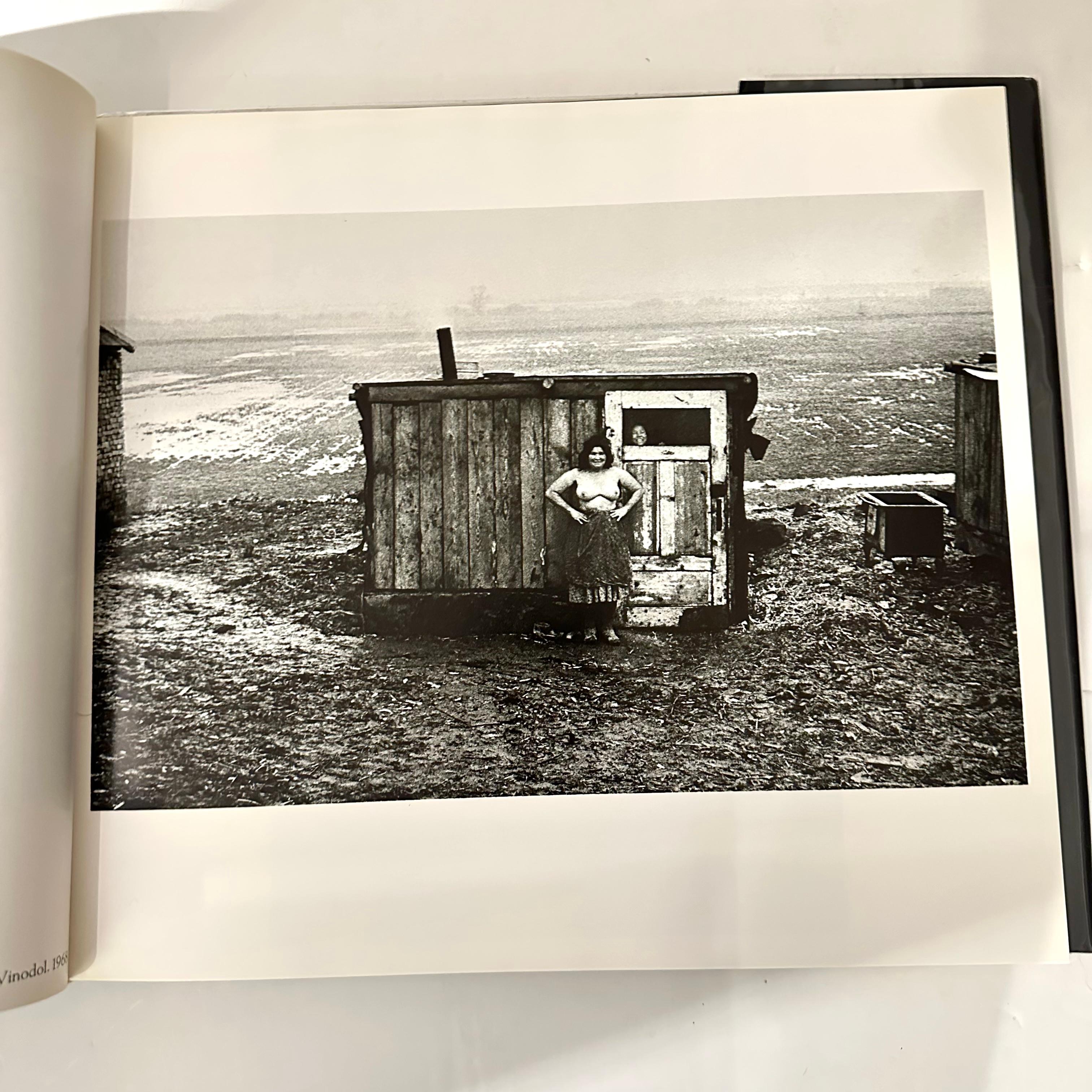GYPSIES - Josef Koudelka - 1st U.S. edition, New York, 1975 In Good Condition For Sale In London, GB