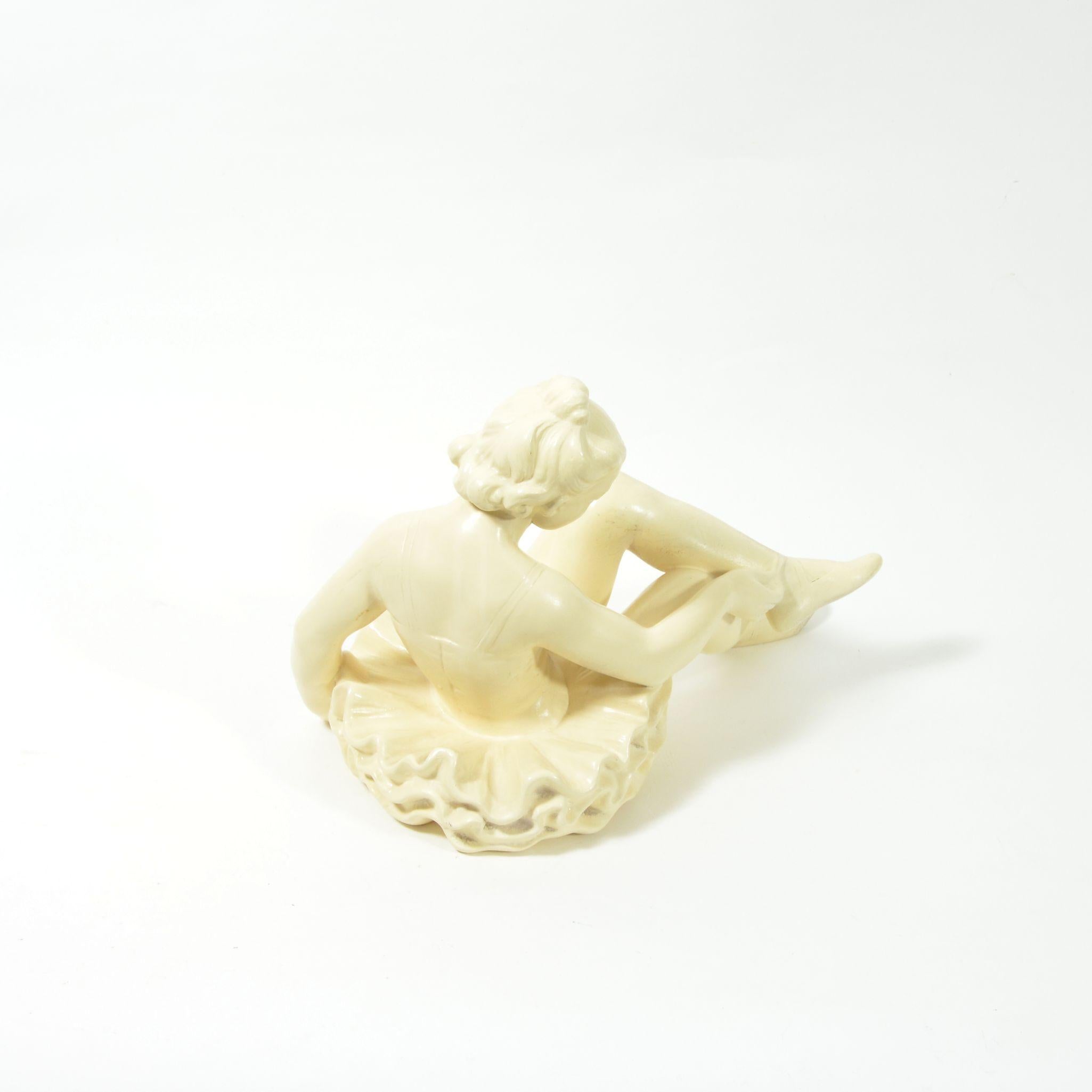 Gypsum Ballet-Dancer Statue, Czechoslovakia, 1960s For Sale 3