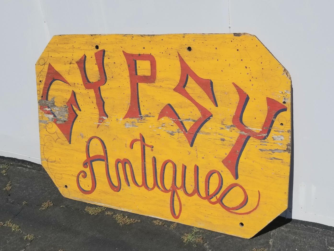 Signe di grandi dimensioni provenienti dal famoso negozio di antiquariato Gypsy di Hollywood.