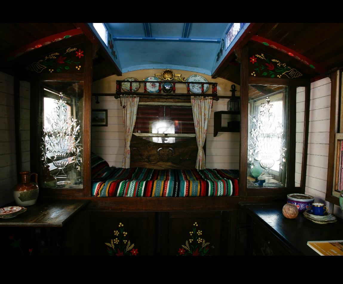 Gypsy Caravan Circa 1900 - Built by Watts of Bridgewater For Sale 4
