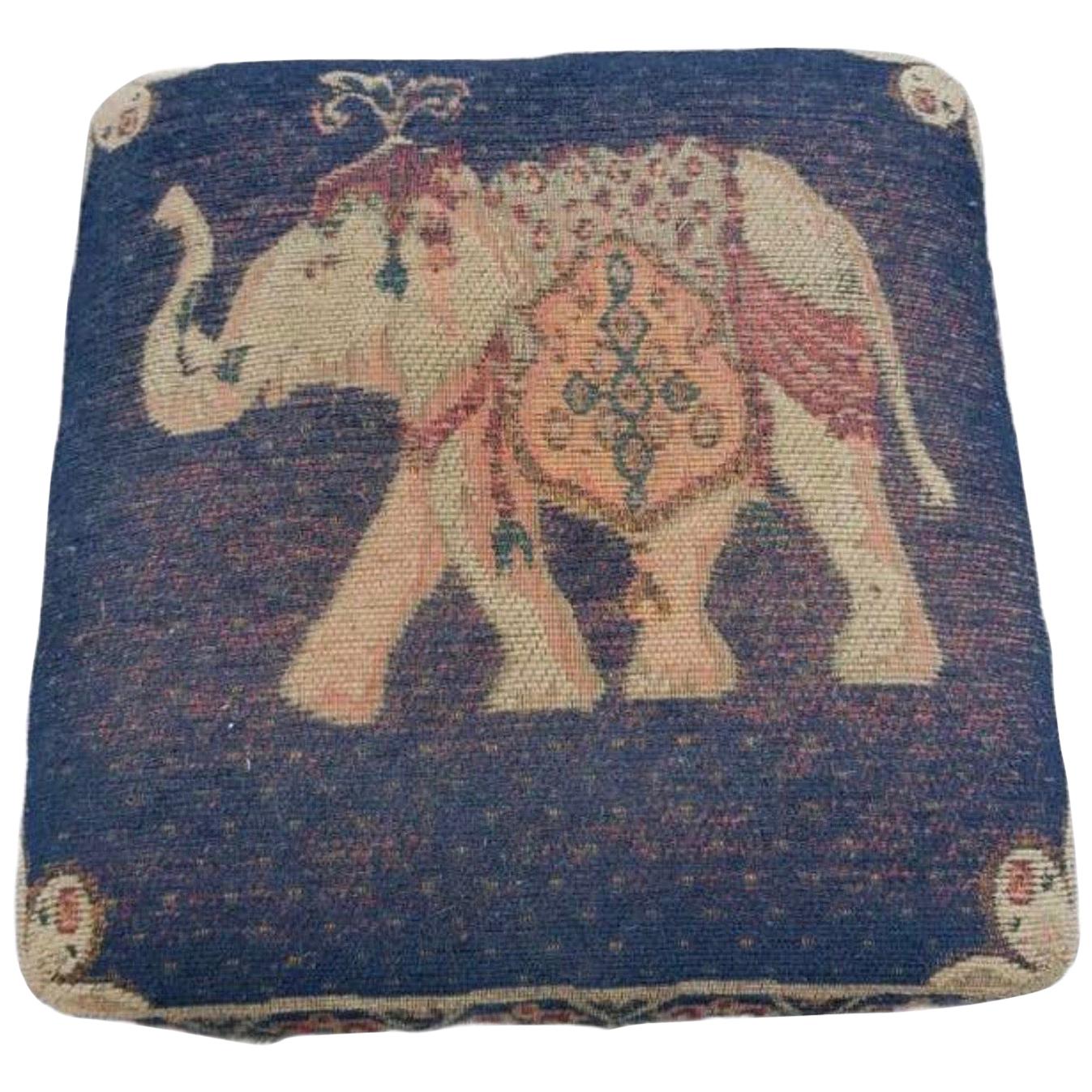 Magnifique coussin oriental ou coussin de siège. Fabrication à la main d'un sac à sel en laine ou d'un tapis oriental. Un bel objet à poser sur votre canapé en cuir ou sur un banc.