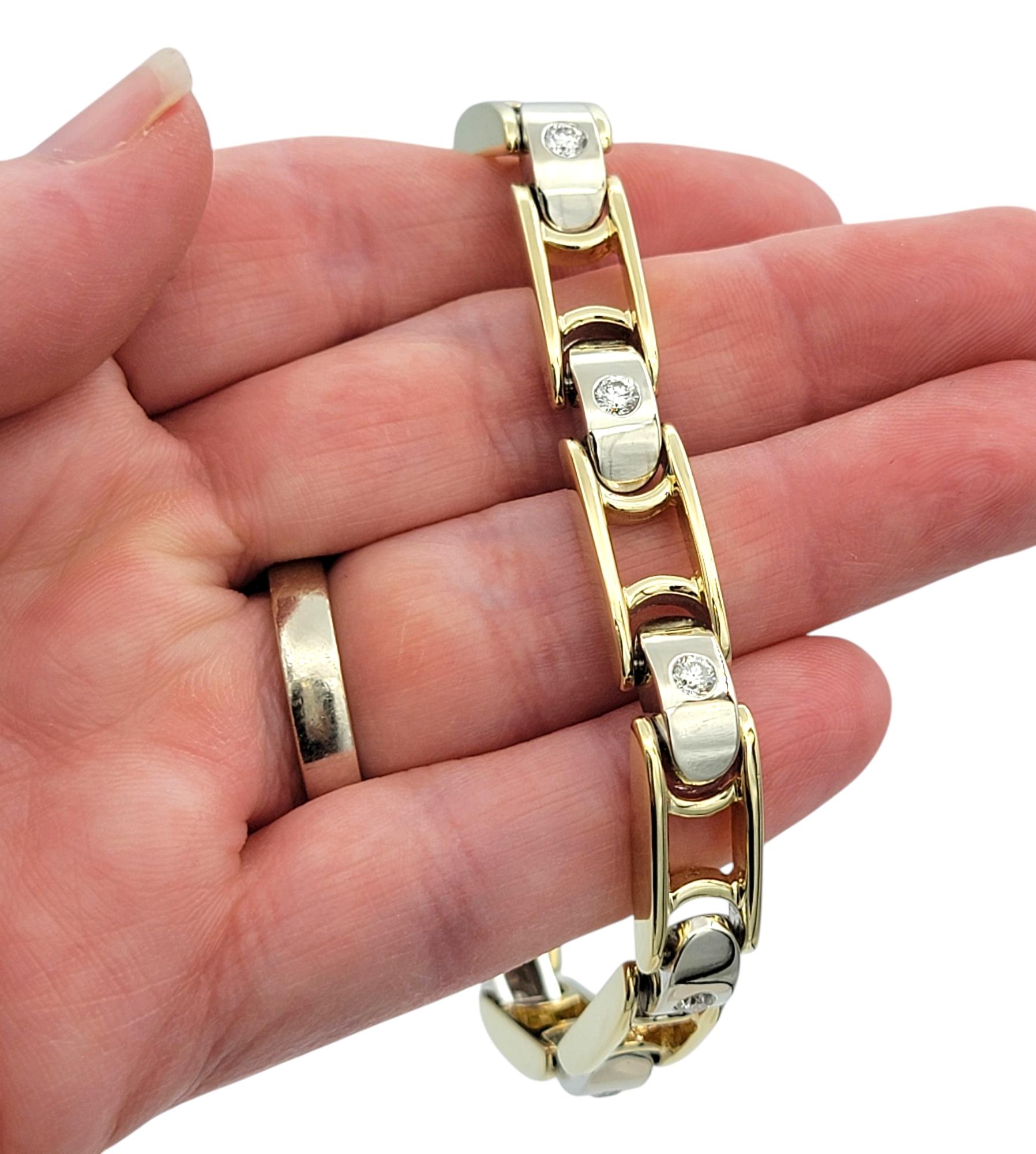 Pulsera de eslabones bicolor con diamantes redondos engastados en oro pulido de 14 quilates en venta 4