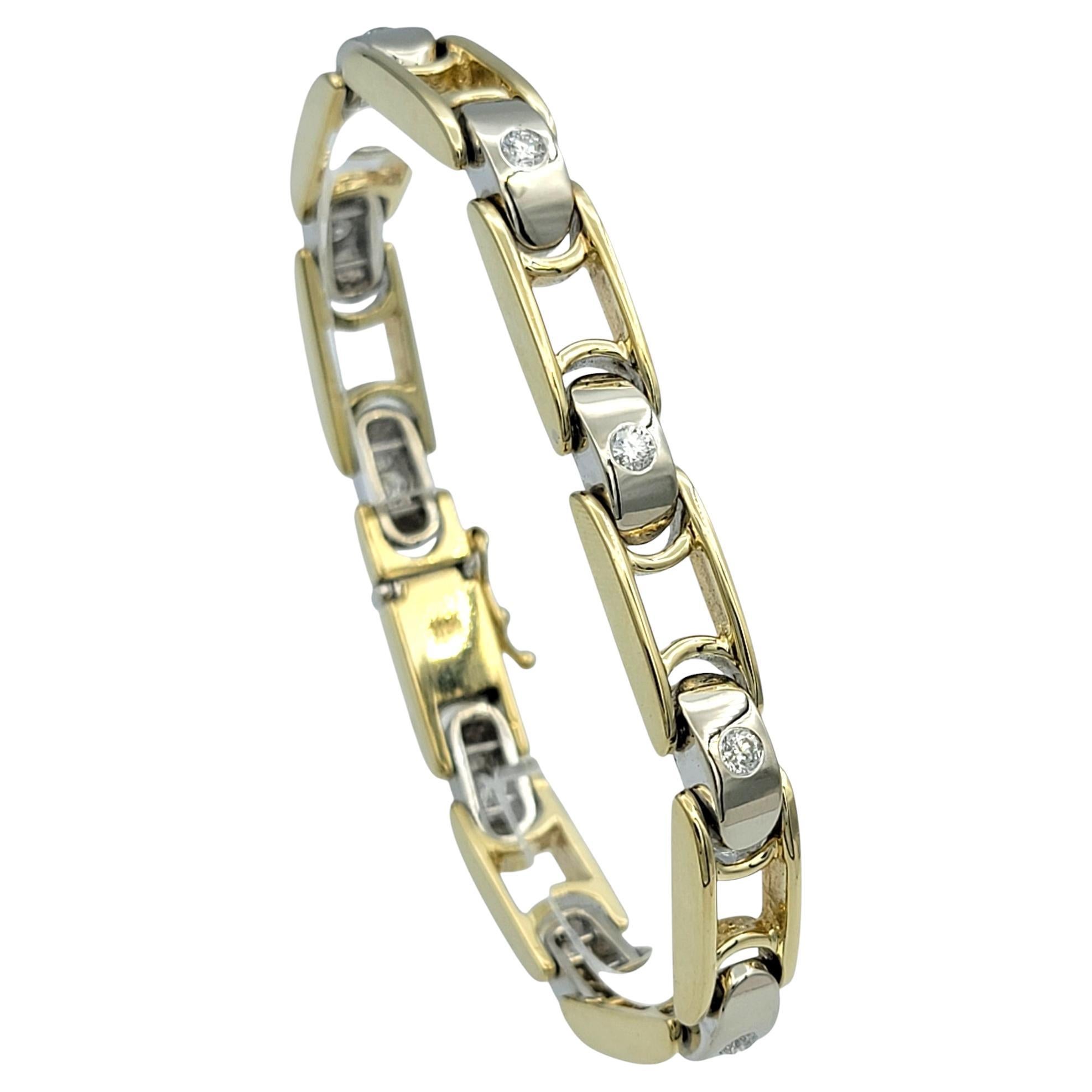 Elaborada en oro amarillo y blanco de 14 quilates, esta impresionante pulsera de eslabones contemporánea encarna la sofisticación con su diseño elegante y moderno. Los diamantes redondos de talla brillante engastados en forma de gitano están