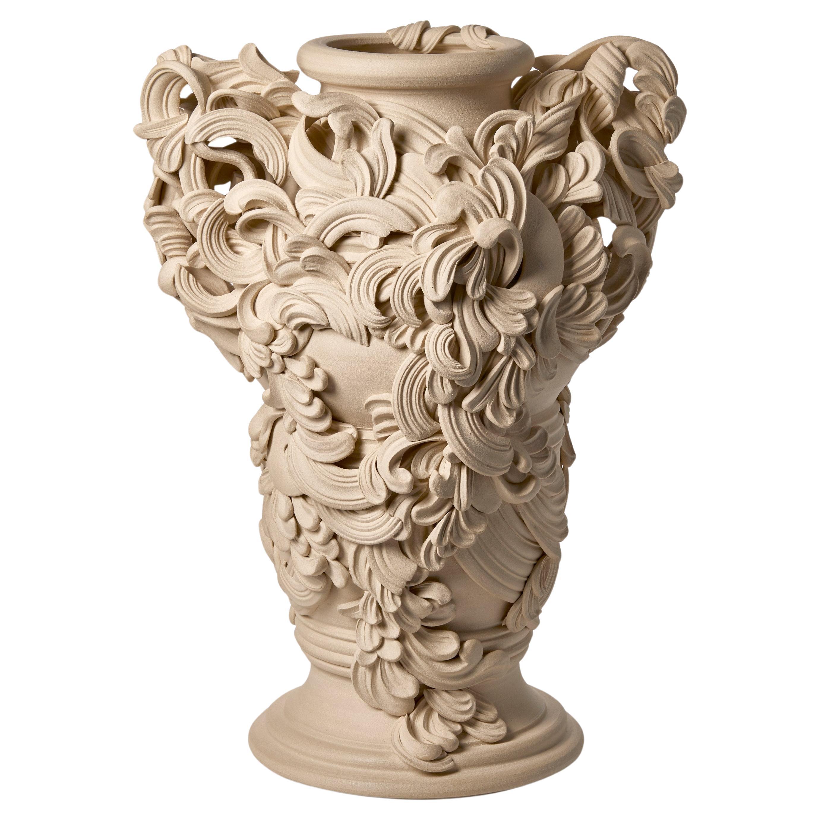 Gyratory I, vaso in ceramica di ispirazione architettonica color sabbia di Jo Taylor