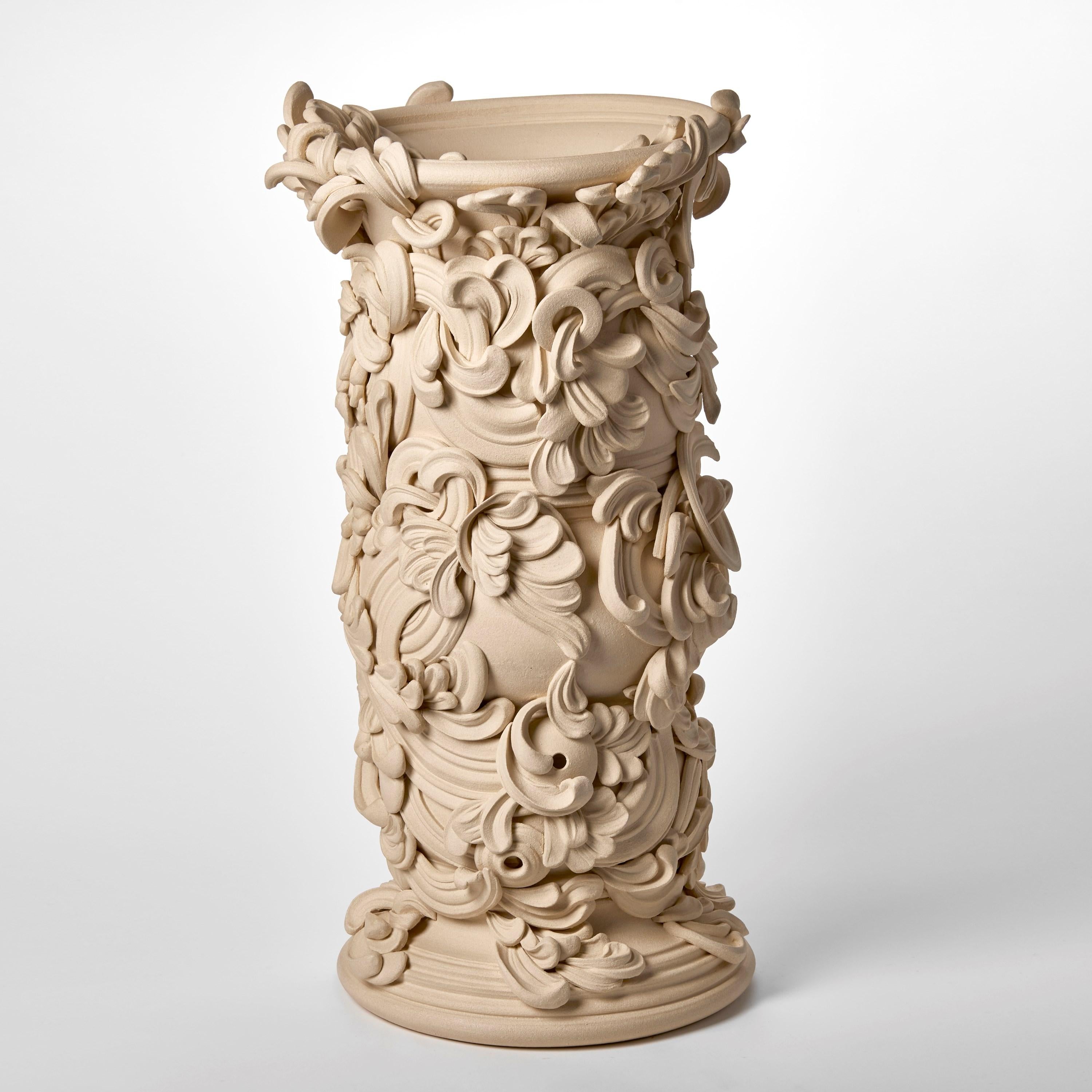 Organique Gyratory II, un récipient en céramique inspiré de l'architecture rococo de Jo Taylor en vente