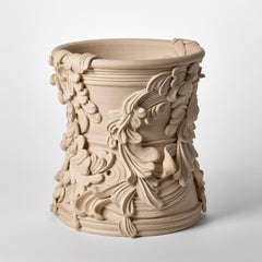 Gyratory III, un récipient sculptural rococo en céramique de couleur sable de Jo Taylor