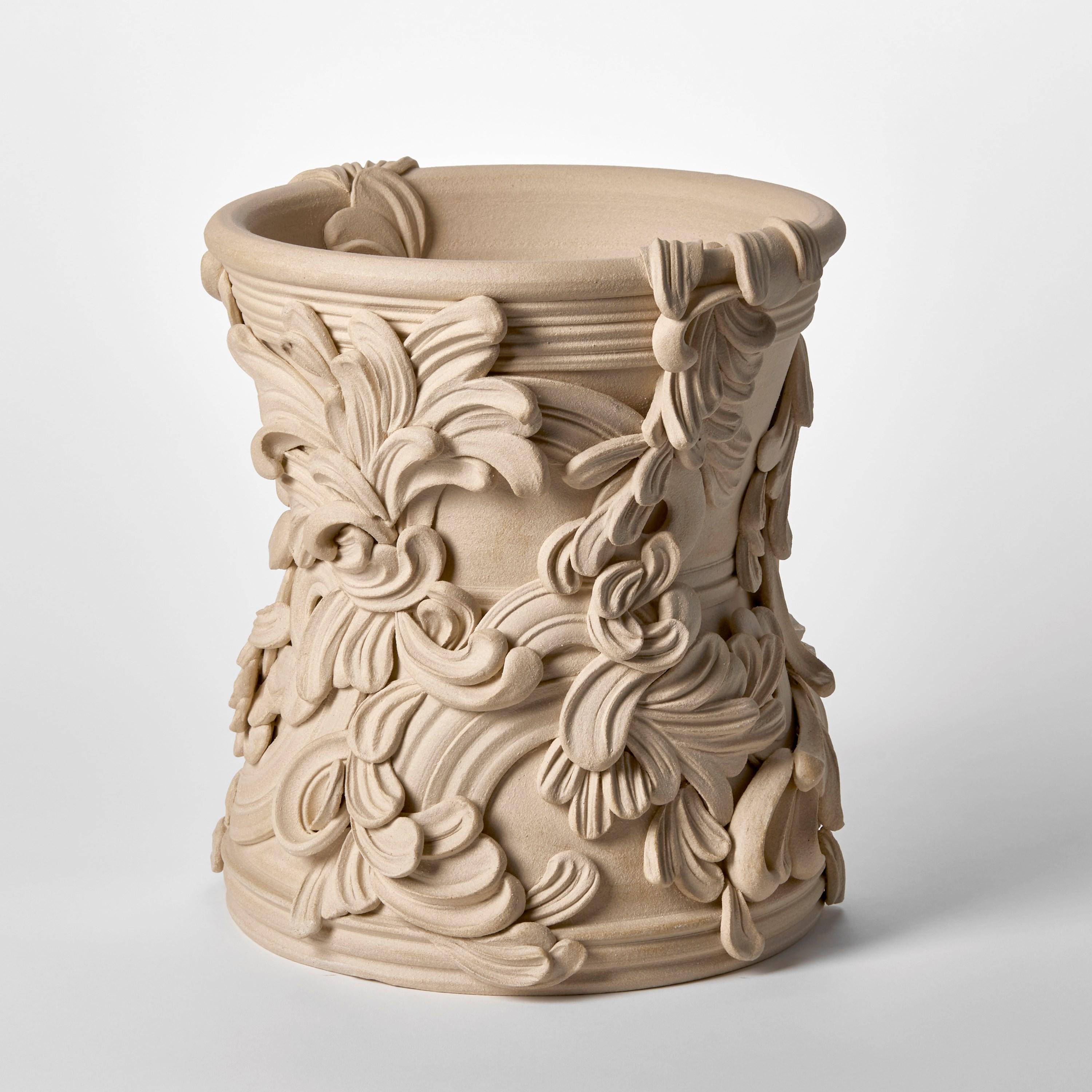 Rococo Gyratory III, un récipient sculptural rococo en céramique de couleur sable de Jo Taylor en vente