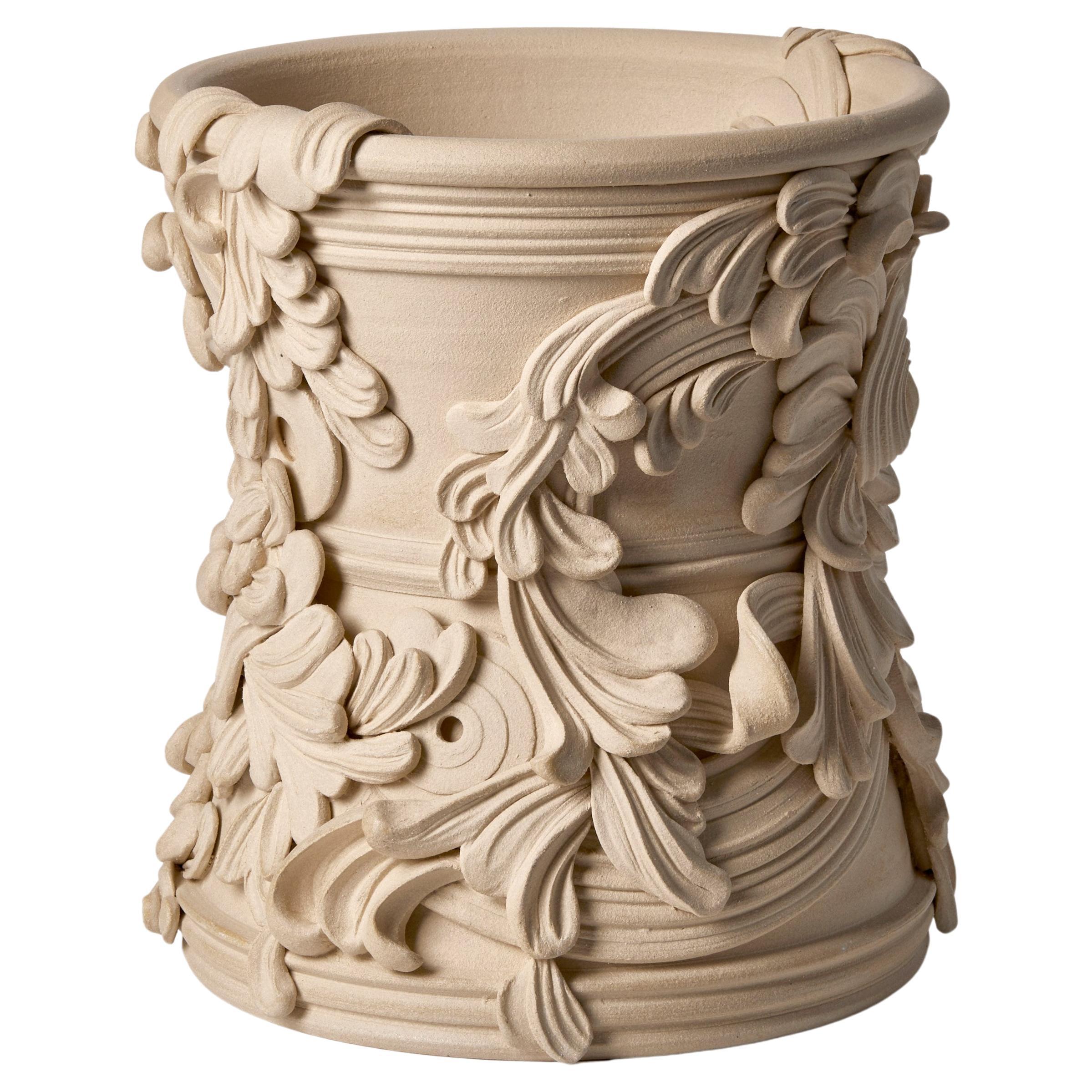 Gyratory III, vaso scultoreo rococò in ceramica color sabbia di Jo Taylor