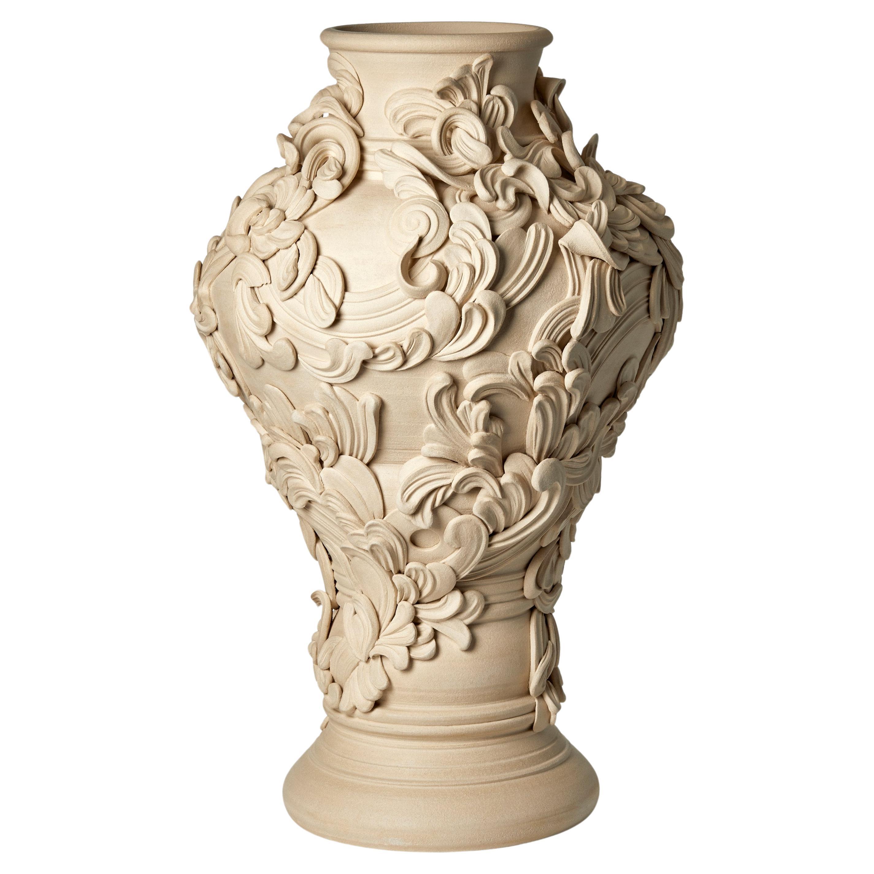 Gyratory IV, un grande vaso scultoreo architettonico in ceramica di A. Taylor
