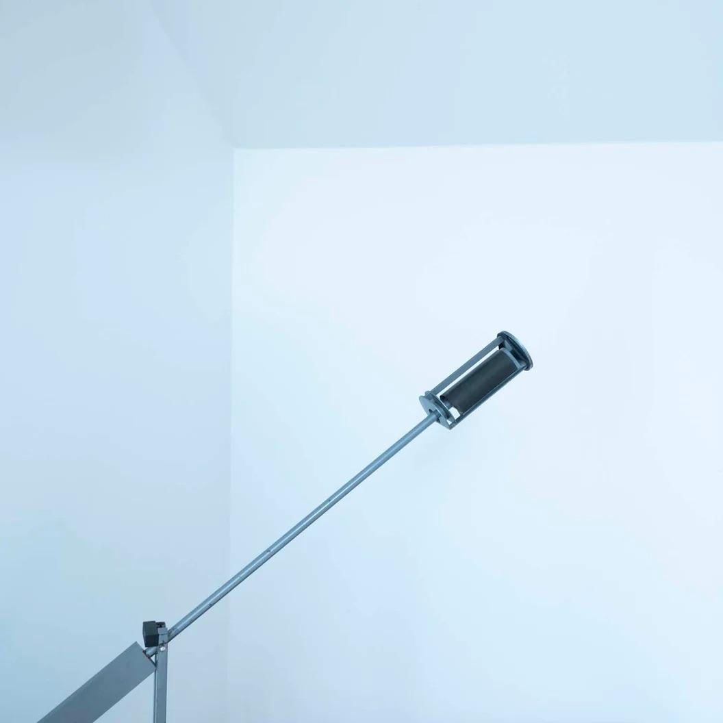 Spectacular desk lamp with a pendulum system, model Gyros designed by Emmanuelle Colboc in 1985. Produced and made in France by Megalit – Artemide. Memphis style white lacquered metal halogen lamp with an arm pivoting on an axis and adjustable in