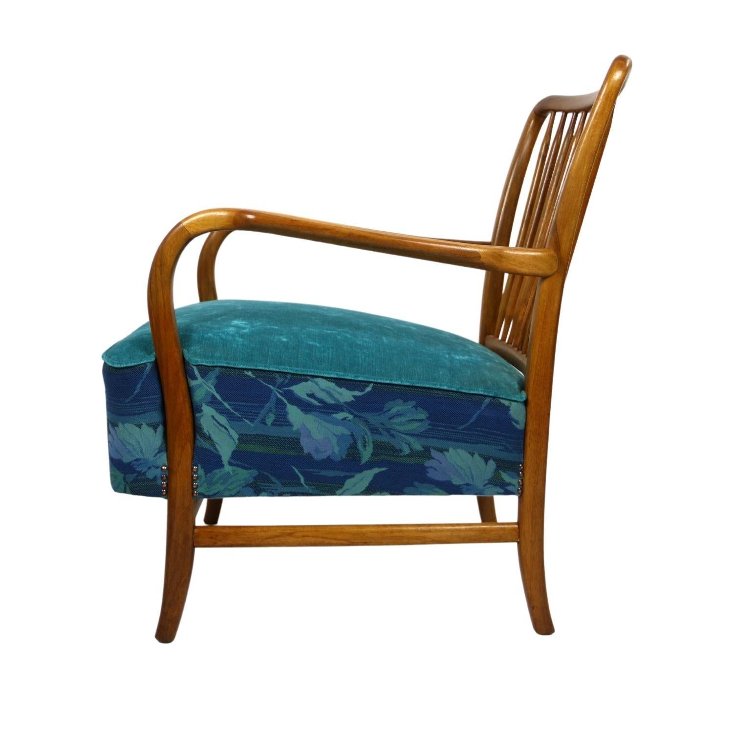 The latest piece of our studio is an famous rare Art Deco armchair with curved arms around 1935, designed by Gyula Kaesz. We combined with turquoise velvet and deep blue patterned recycled fabric. During the renovation, the patina of the wood was