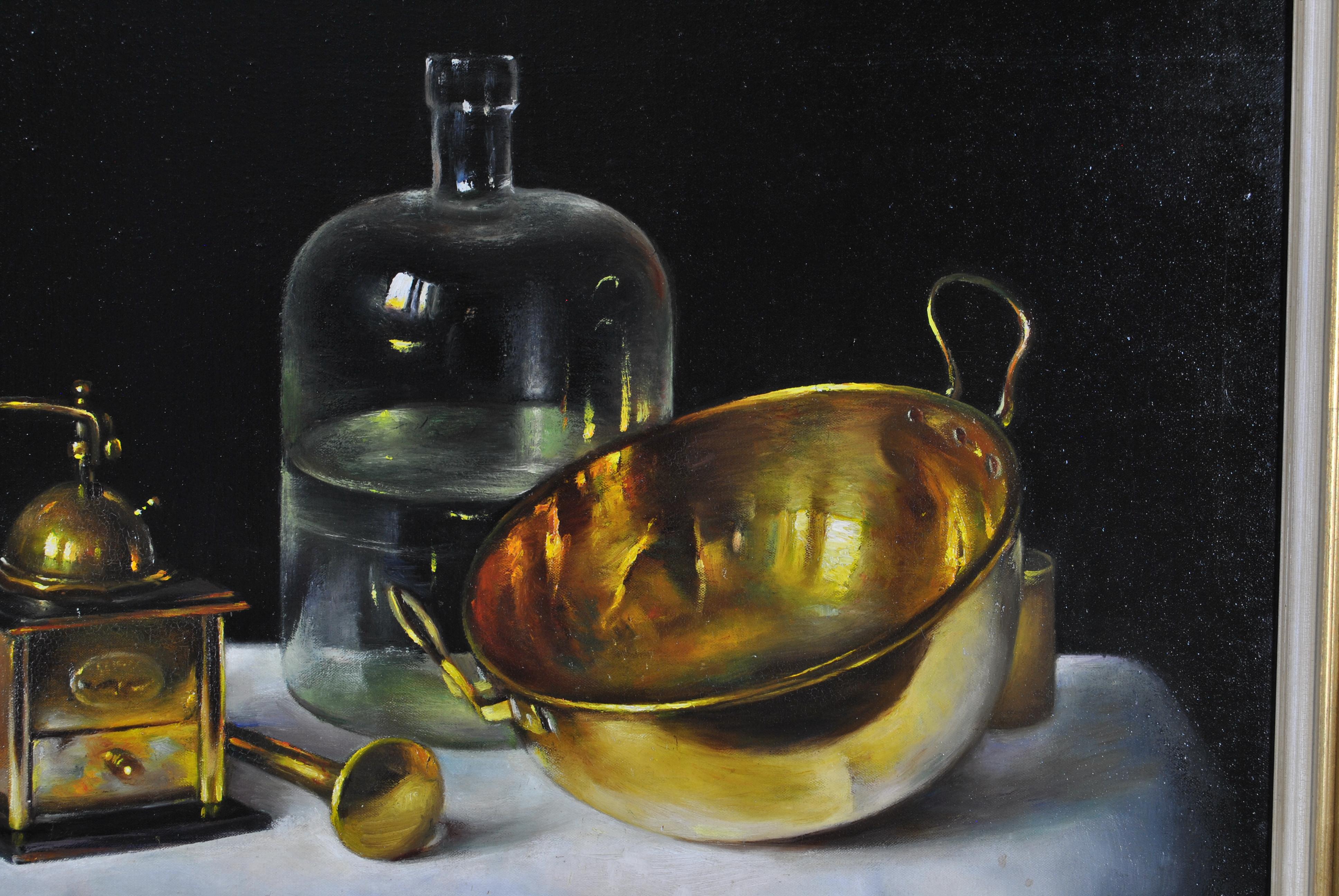 Bodegón con objetos de latón y botella - Pintura al óleo húngara de mediados del siglo XX - Painting Realista de Gyula Paksy