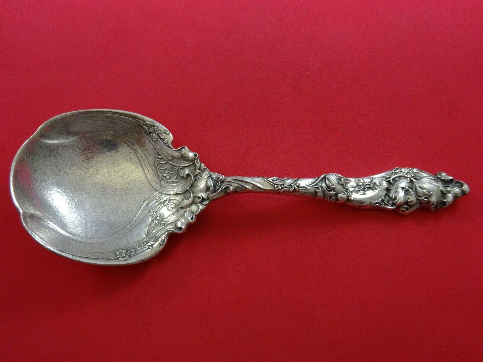 H 158 par Gorham

Cuillère à baies fleuries Art Nouveau en argent sterling coulé à la main avec monogramme au dos, 10