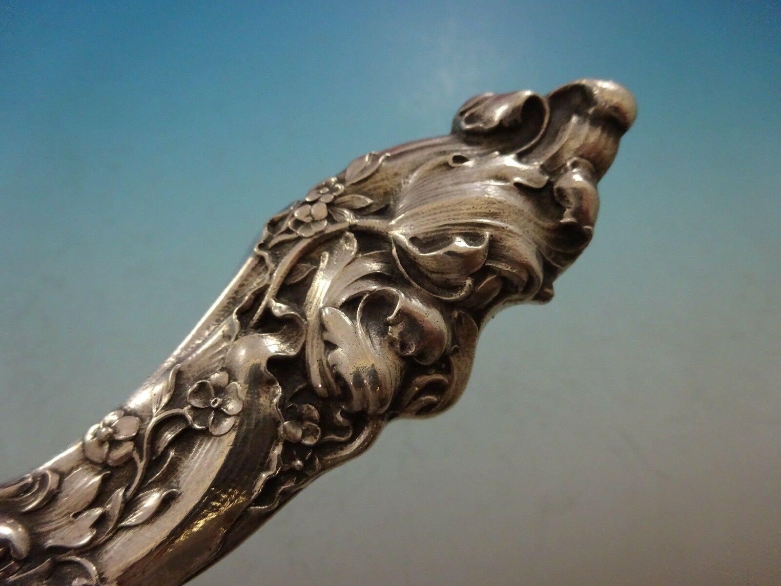 20ième siècle Cuillère à baies en argent sterling moul�ée à la main:: Art Nouveau à motifs floraux:: H 158 de Gorham