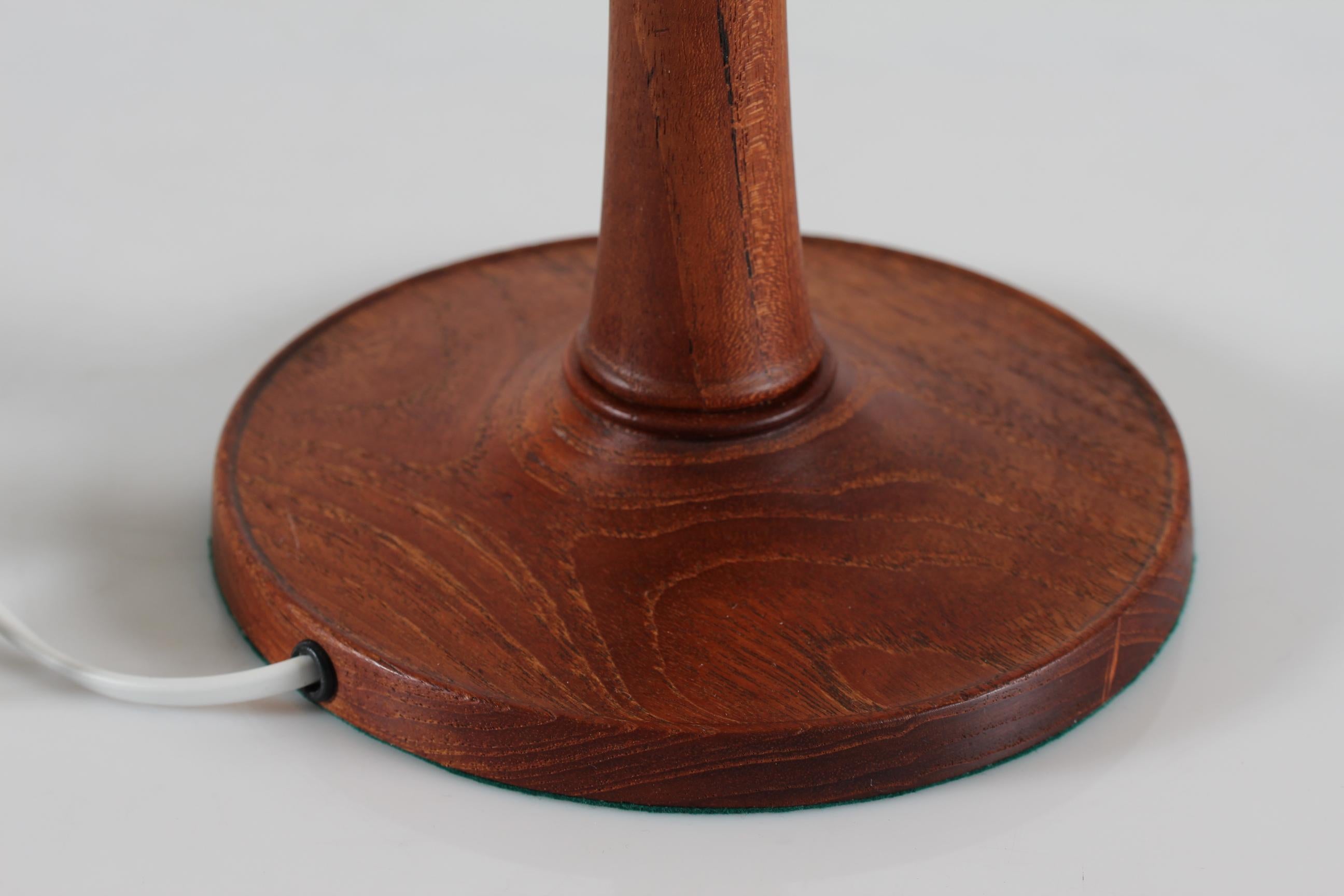 Scandinavian Modern Esben Klint Table Lamp Teak no. 327 with Original Le Klint Lamp Shade