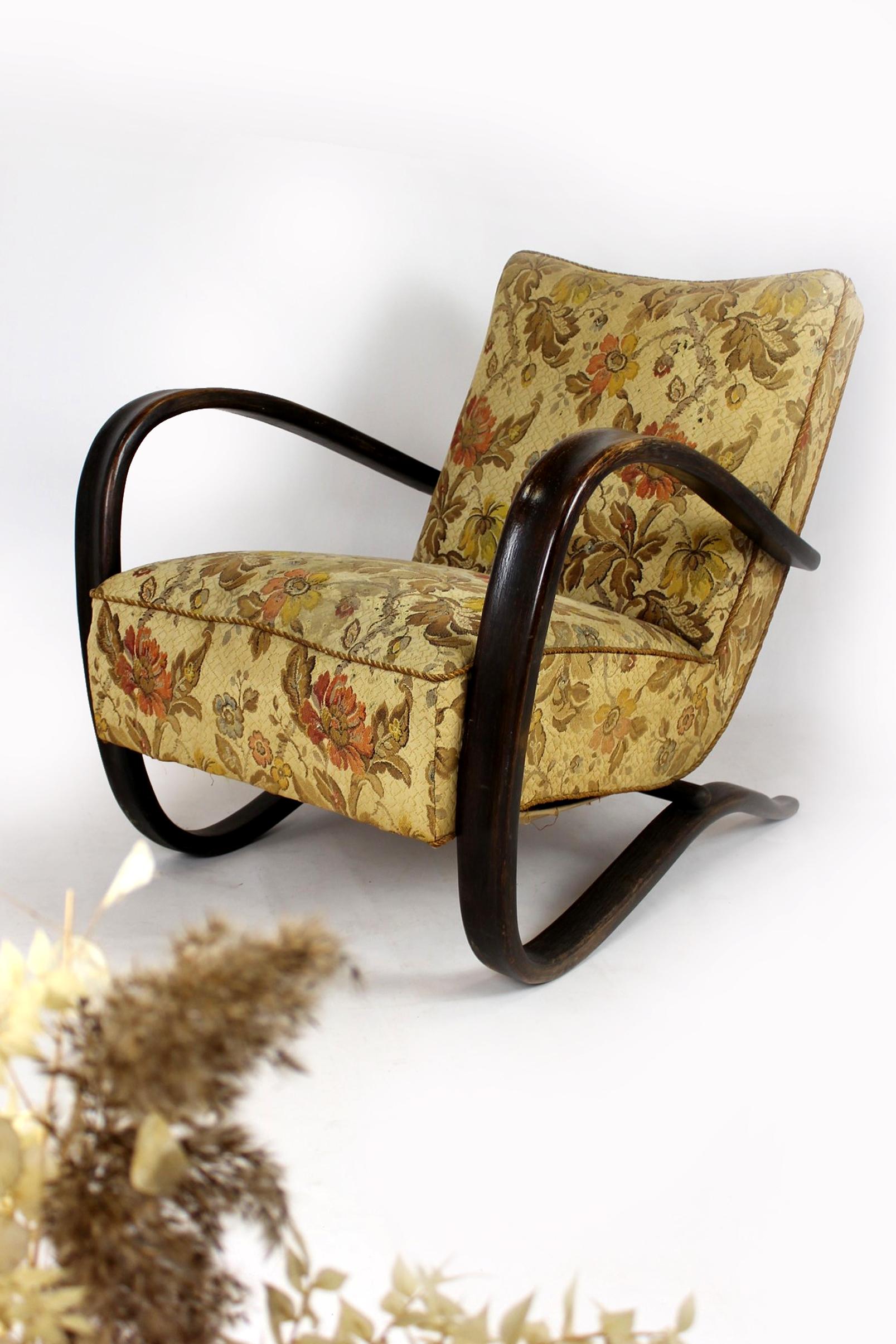 Un sillón único, modelo H-269, diseñado en la década de 1930 por Jindřich Halabala y fabricado en Checoslovaquia.
Es uno de los diseños más icónicos y bellos de Halabala.
El sillón está en su estado original, en buen estado.

Envía una consulta con