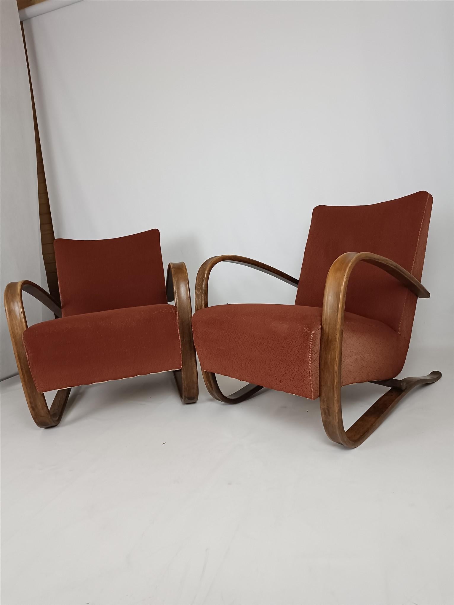 Queste poltrone H-269 sono state progettate da Jindřich Halabala negli anni '30 per UP Zavody. È uno dei più famosi design cecoslovacchi.
Sono in buone condizioni originali, la tappezzeria presenta scolorimenti e piccoli segni di usura. 
Il legno è