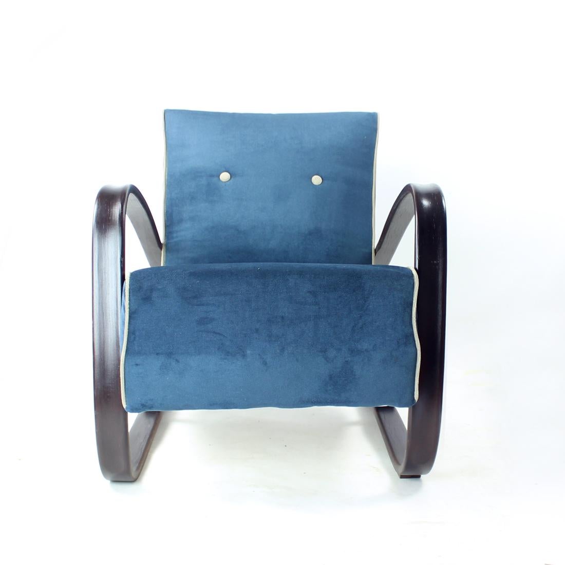 Fauteuil iconique conçu par Jindrich Halabala pour Up/One, en Tchécoslovaquie, dans les années 1920. La chaise est un modèle H-269. Ce modèle a une apparence très dynamique et abondante. Les accoudoirs joliment incurvés dans une couleur marron foncé