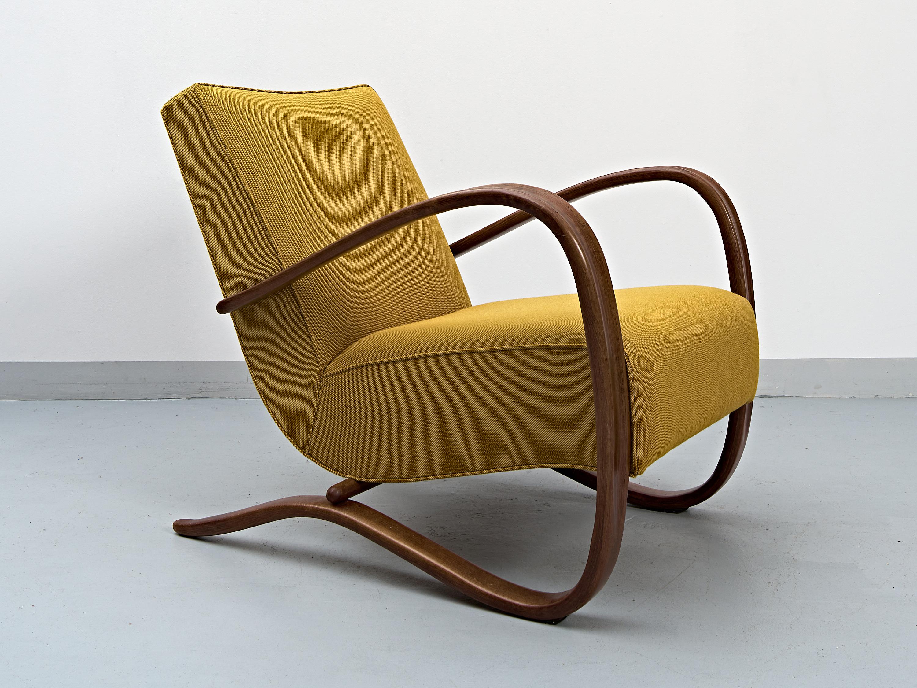 Der legendäre Stuhl Halabala H-269, entworfen von Jindřich Halabala, um 1930. Eines der bekanntesten tschechoslowakischen Designs der Welt.
Gebogener Buchenholzrahmen mit halbmatter Lackierung. Die Sitze wurden neu gestaltet und mit hochwertigem