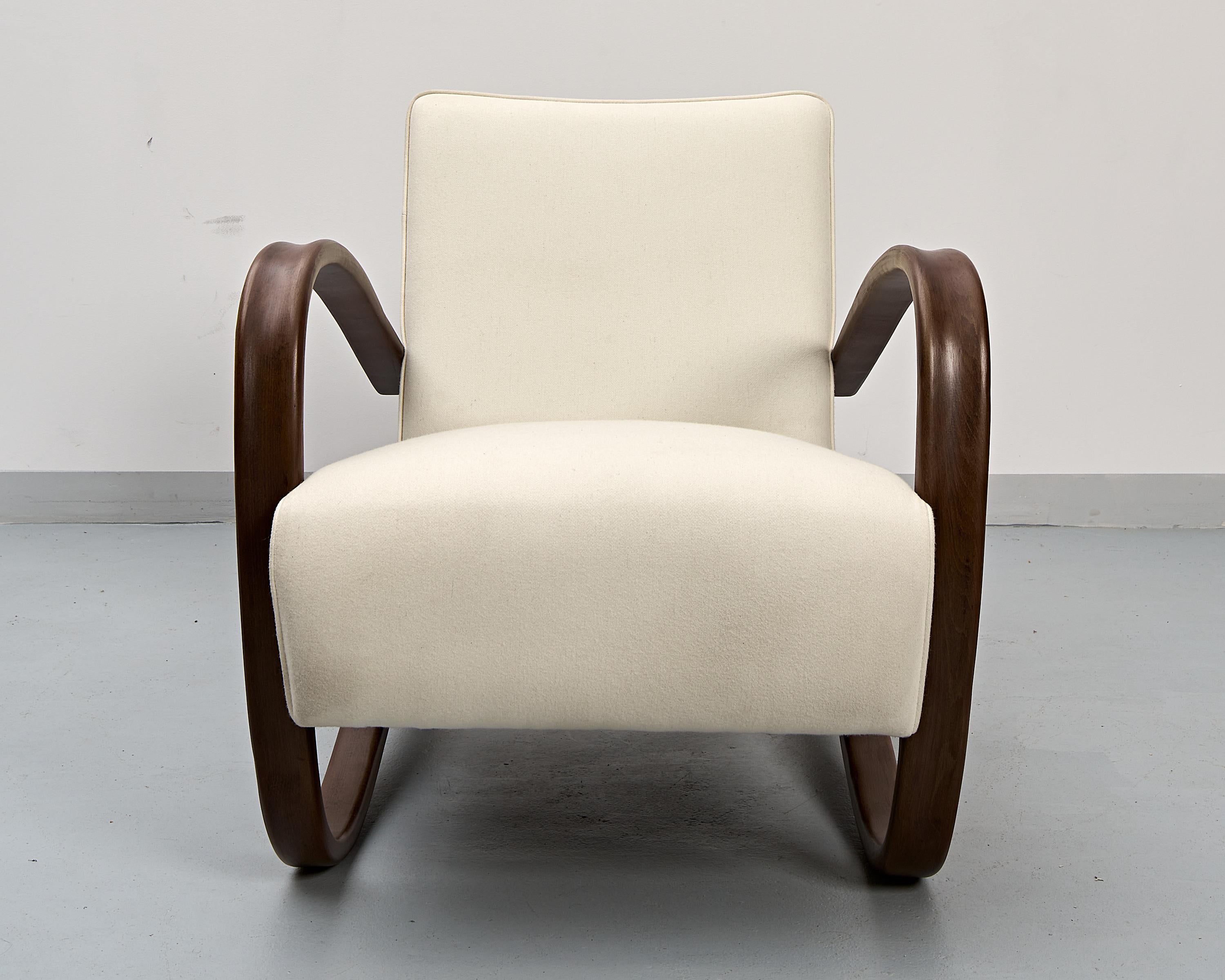 La légendaire chaise Halabala H-269 conçue par Jindřich Halabala vers 1930. L'un des designs tchécoslovaques les plus connus au monde.
Cadre en hêtre courbé, restauré avec une finition semi-mate. Sièges recréés et recouverts d'un tissu d'ameublement