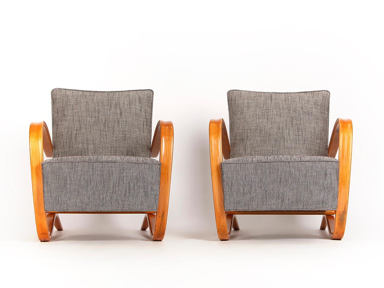 This pair of armchairs by Jindrich Halabala for Spojene UP Zavody was produced during the 1930s. They have been completely new upholstered with new springs and covered with a beautiful Romo fabric.
  