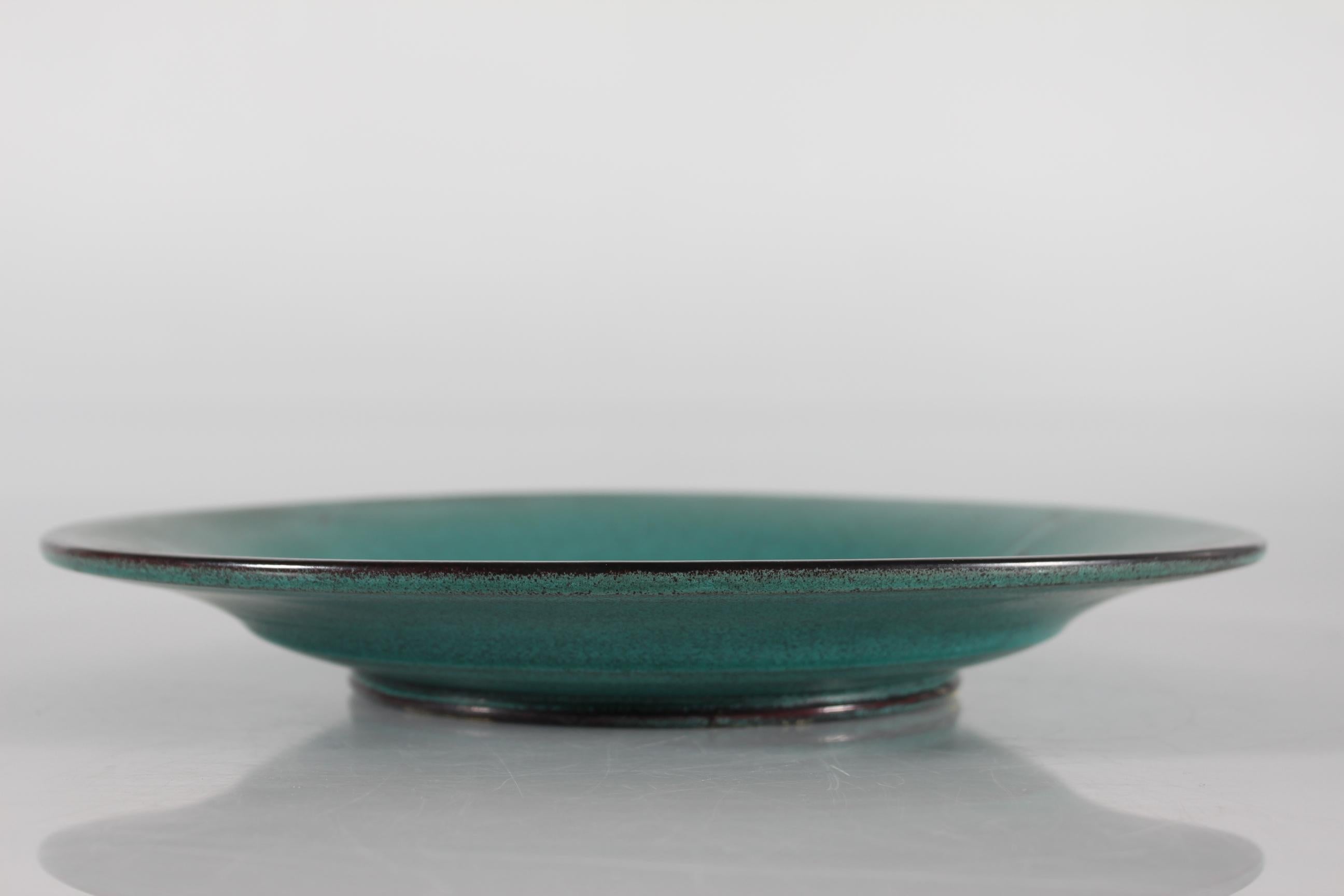 Large Art Deco ceramic platter/ low bowl by Nils Kähler for the pottery work-shop Kähler in Næstved, Denmark.

The bowl is decorated with luster verdigris green glaze with a touch of black

Marked: HAK 

Very good used condition without