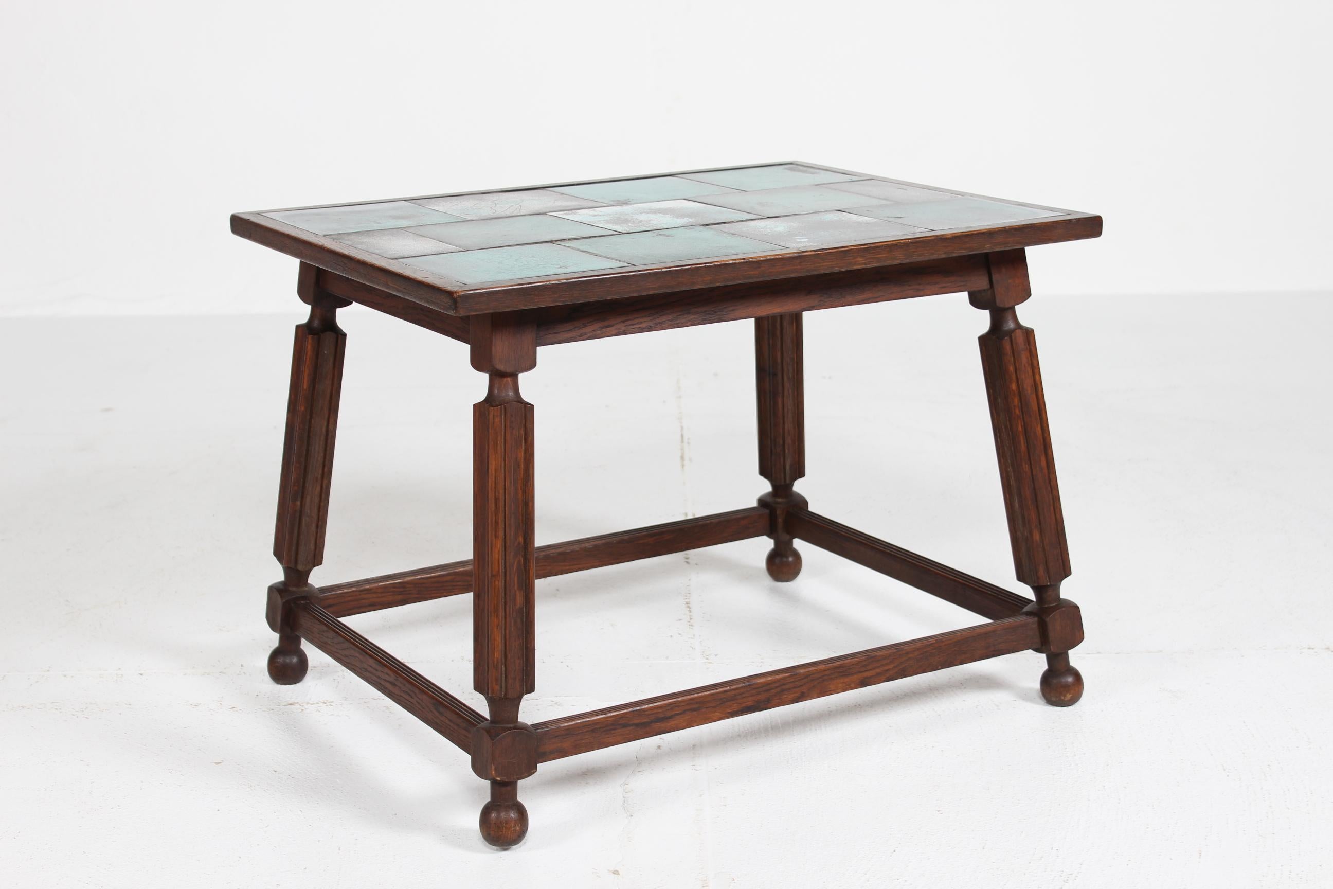 Art-Déco-Tisch CIRCA 1930, hergestellt von einem dänischen Tischler.
Der Rahmen hat schräg gedrechselte Beine aus dunkel gebeizter Eiche.

Die Fliesen wurden von dem dänischen Künstler Jens Thirslund (1892-1942) hergestellt und mit zarter schwarzer,