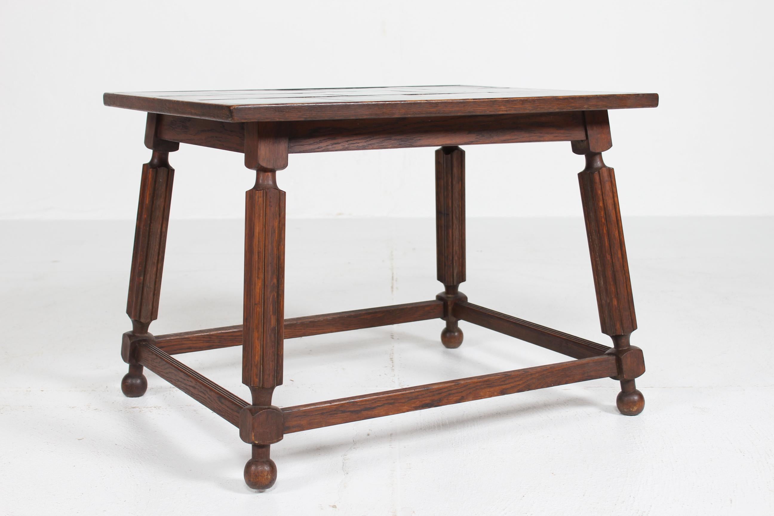 H. A. Kähler Art Deco Beistelltisch aus dunkler Eiche mit Fliesen von Jens Thirslund, 1930er Jahre (Holzarbeit) im Angebot
