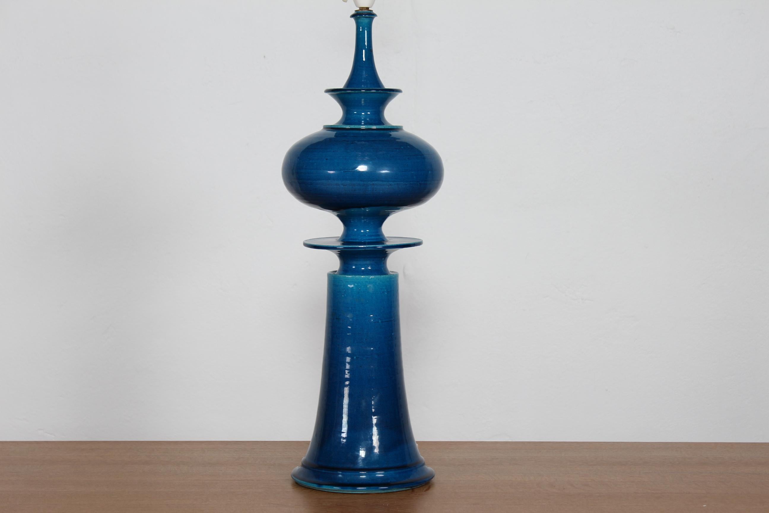 Extraordinarily rare and stunning large danish  sculptural table lamp of stoneware  designed and hand made by Poul Erik Eliasen
The lampbase is made  at the Danish ceramic workshop H. A. Kähler (HAK) in Næstved the 1970s of stoneware decorated with