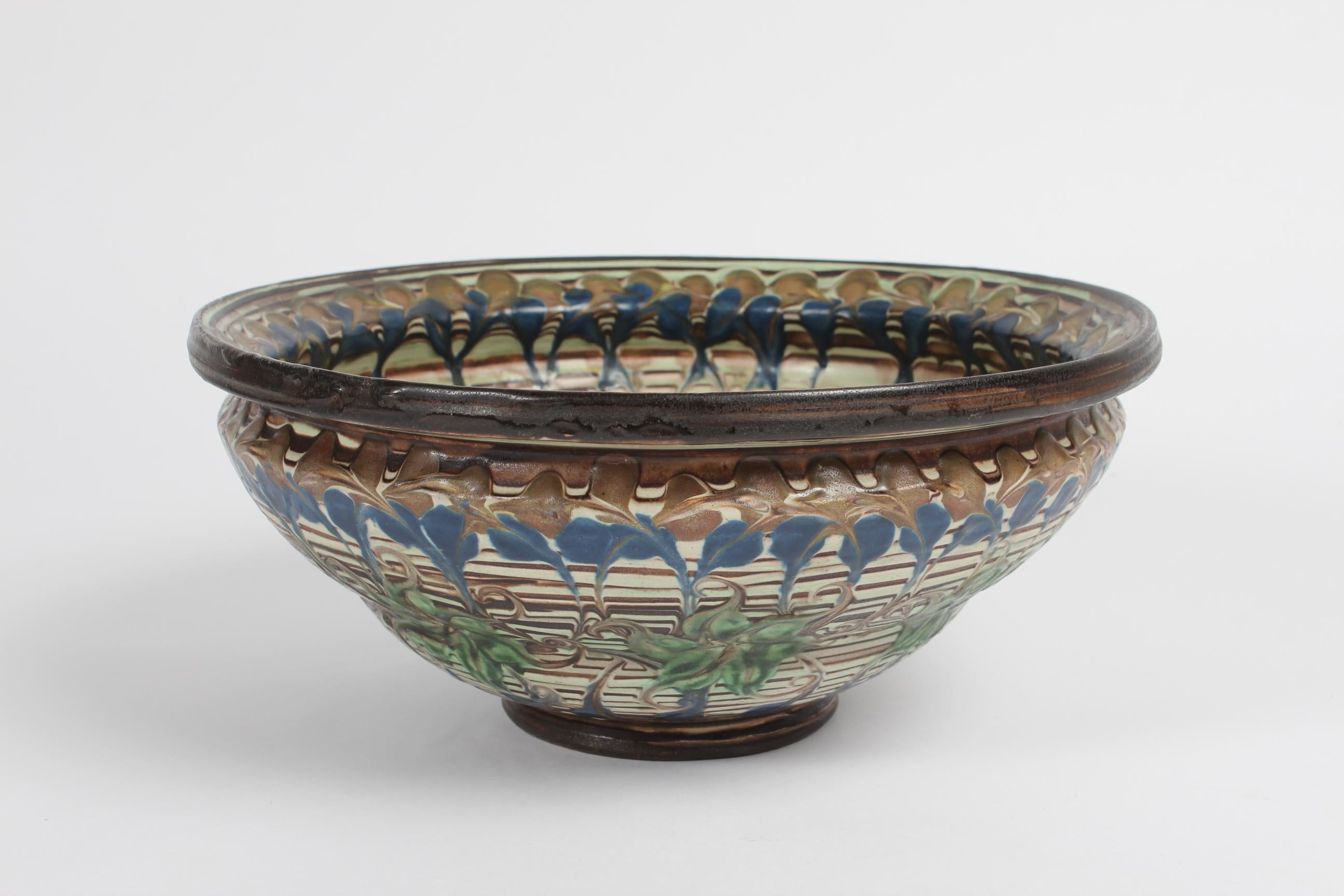 Art nouveau H. A. Kähler Grand bol avec motif floral par Jens Thirslund Danemark années 1930 en vente