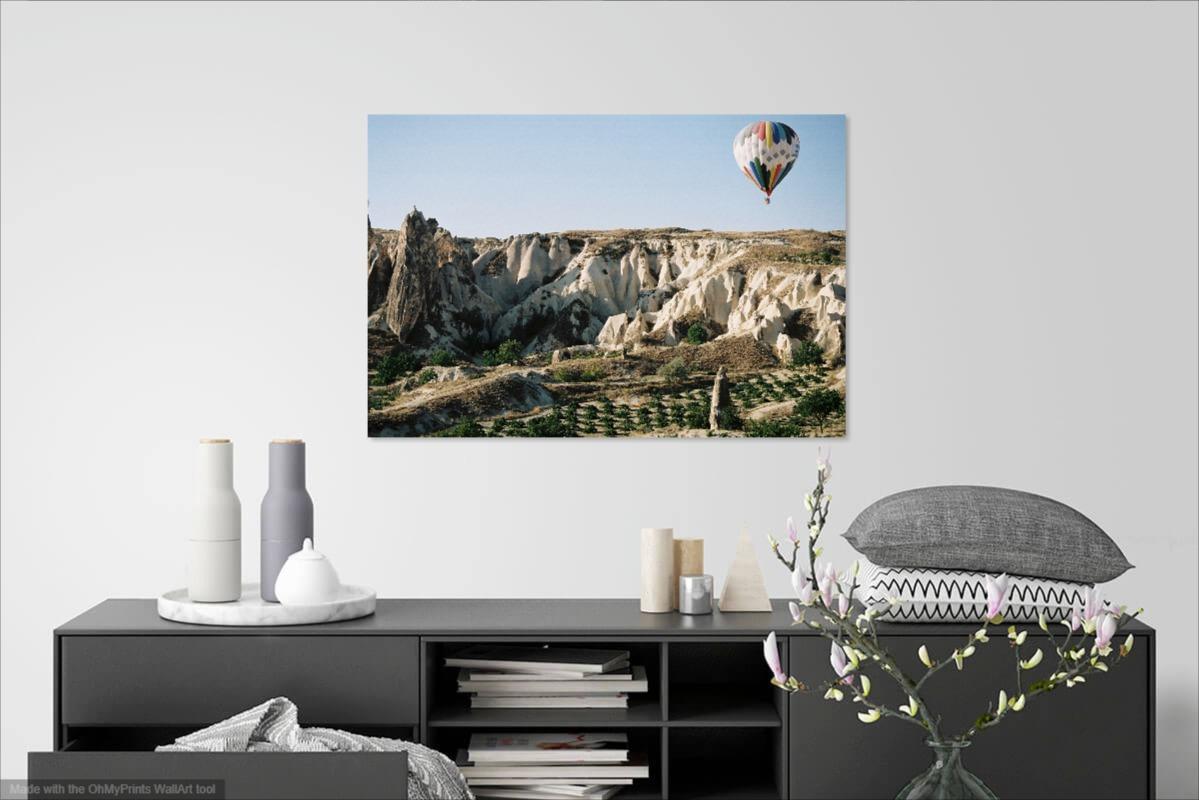 Ballon über Cappadocia- Landschaftsfotografie – Photograph von H. Allen Benowitz