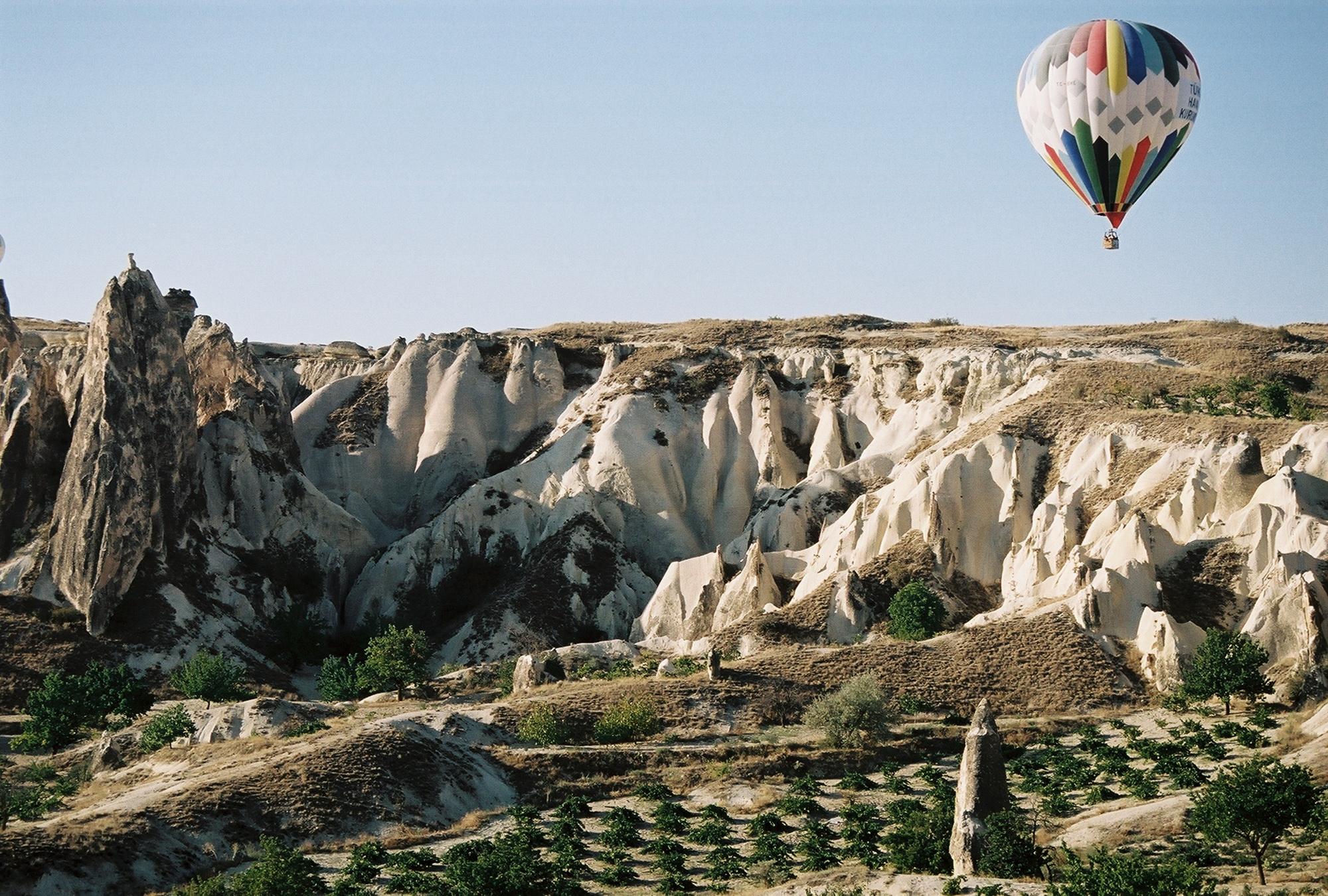H. Allen Benowitz Landscape Photograph – Ballon über Cappadocia- Landschaftsfotografie